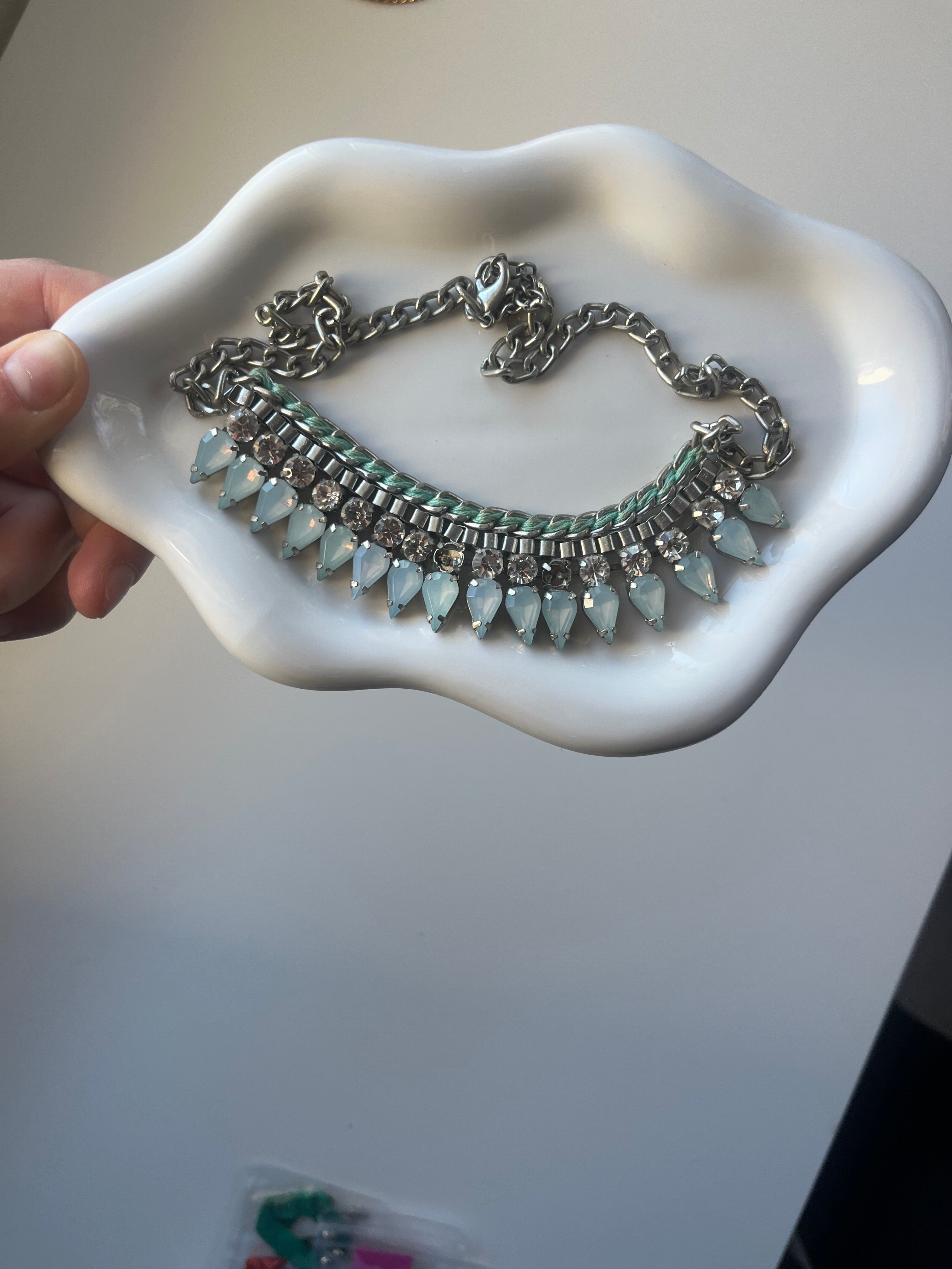 Collier à pierres opalescentes