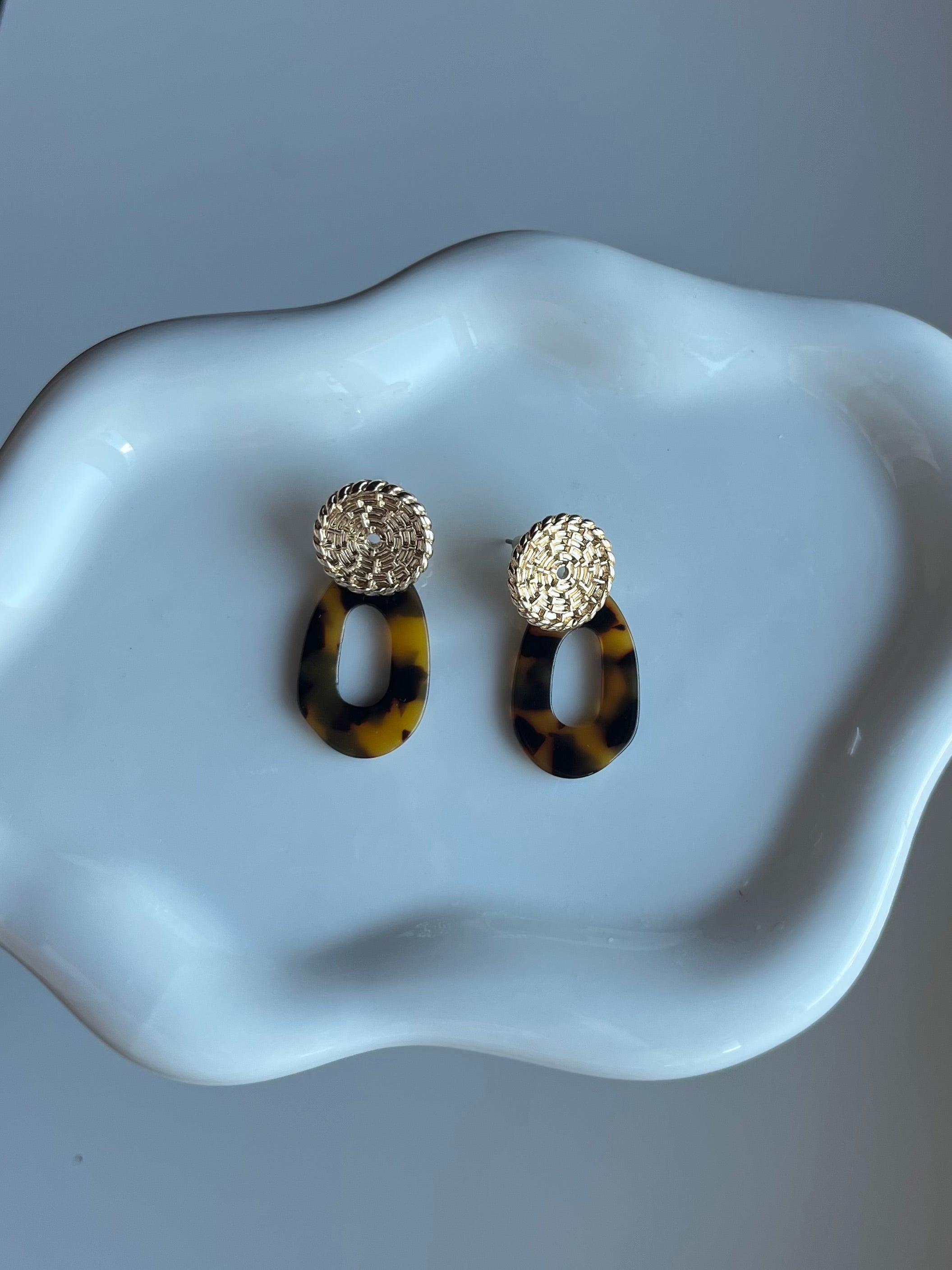Boucles d’oreilles brunes et dorées