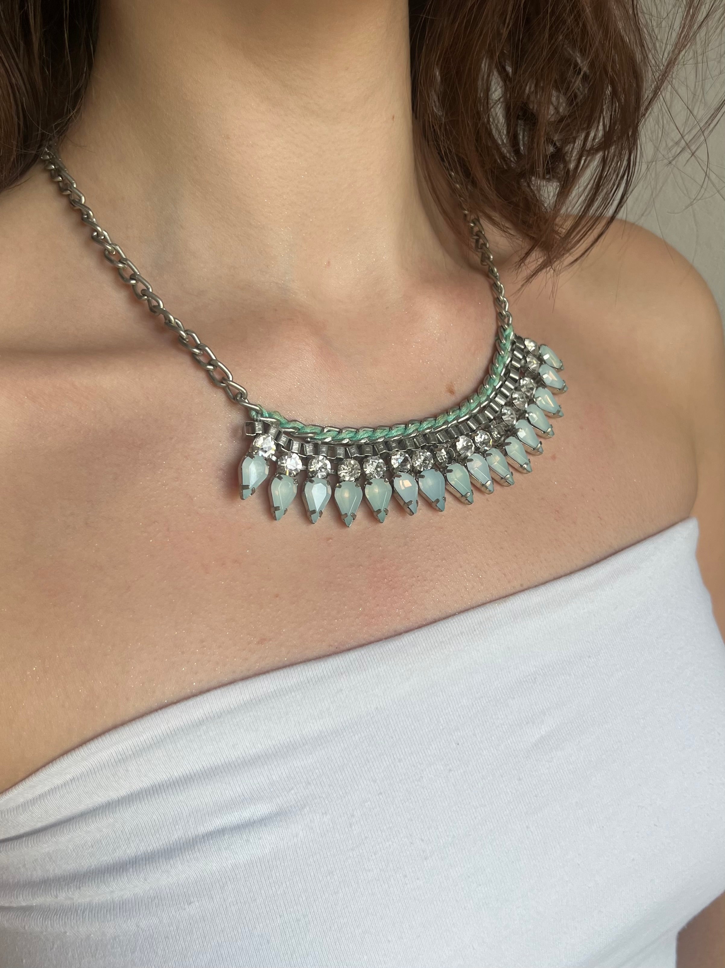 Collier à pierres opalescentes