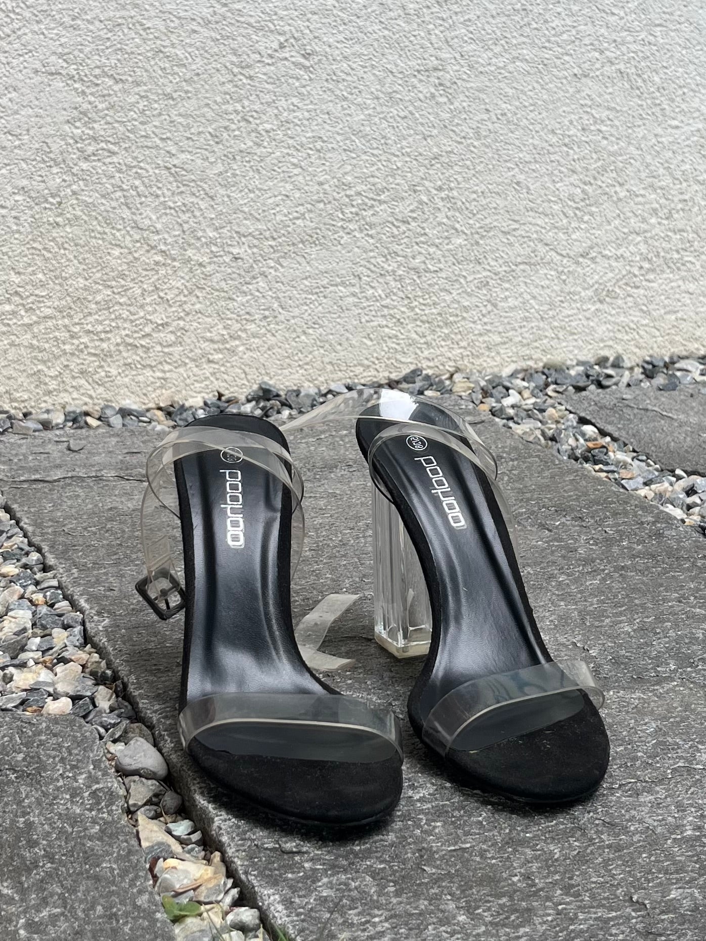 Sandales à talons transparentes