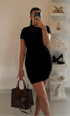 Robe noire à manches courtes