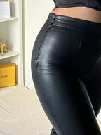 Pantalon en cuir, fente au pied