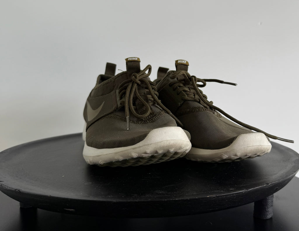 Nike kaki