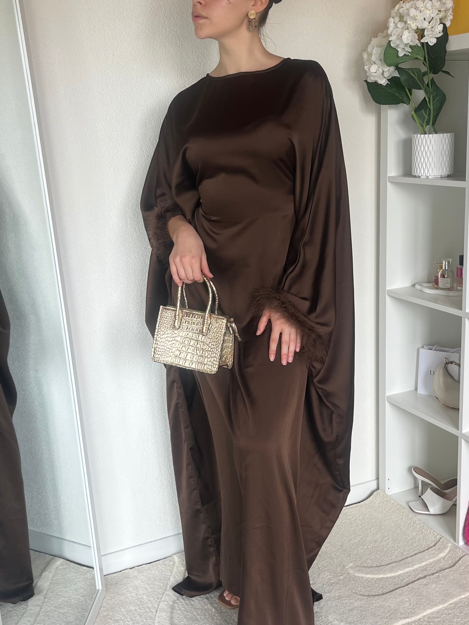 Abaya satinée à plumes ajustée à la taille