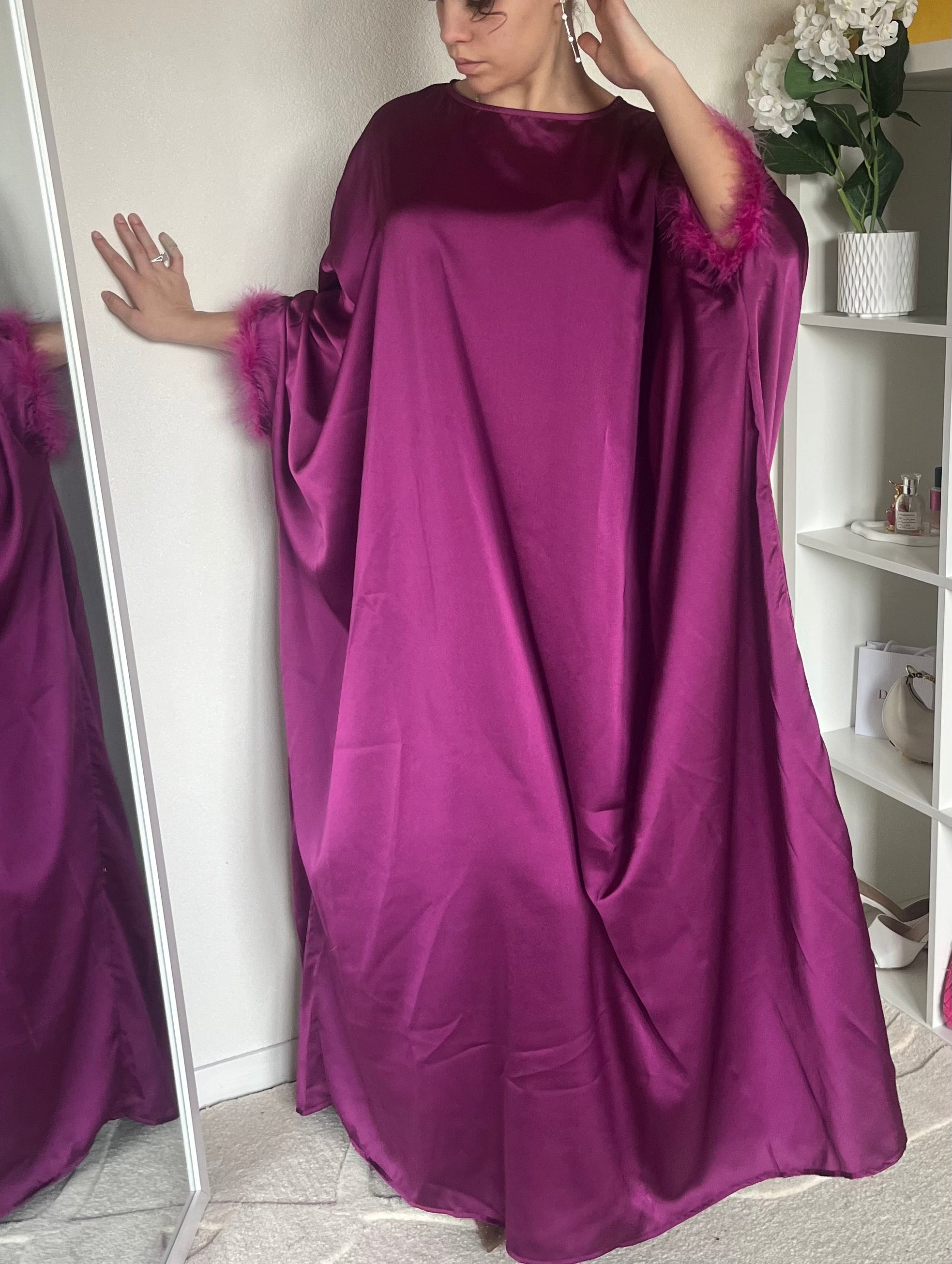 Abaya satinée à plumes