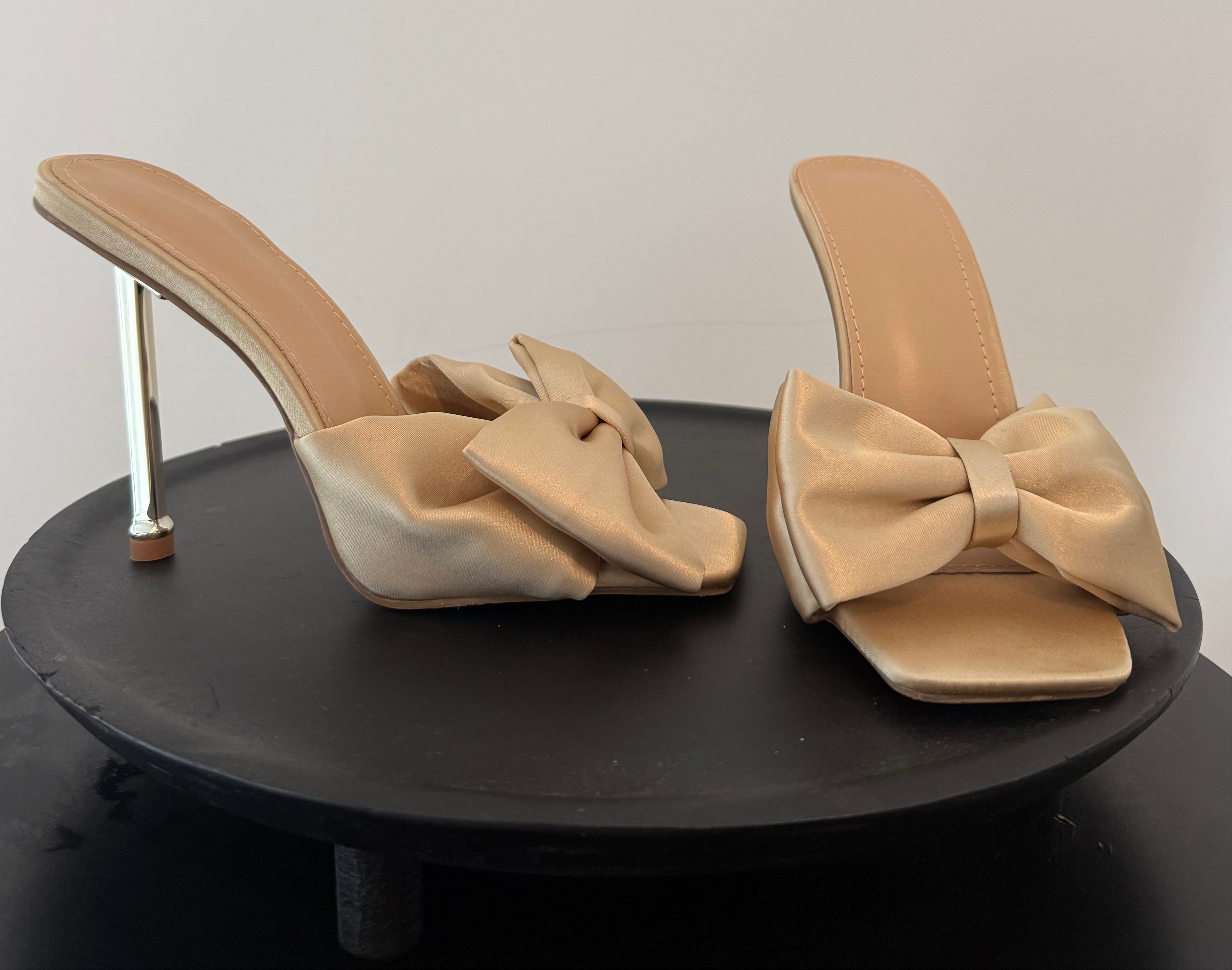 Mules dorées à talons