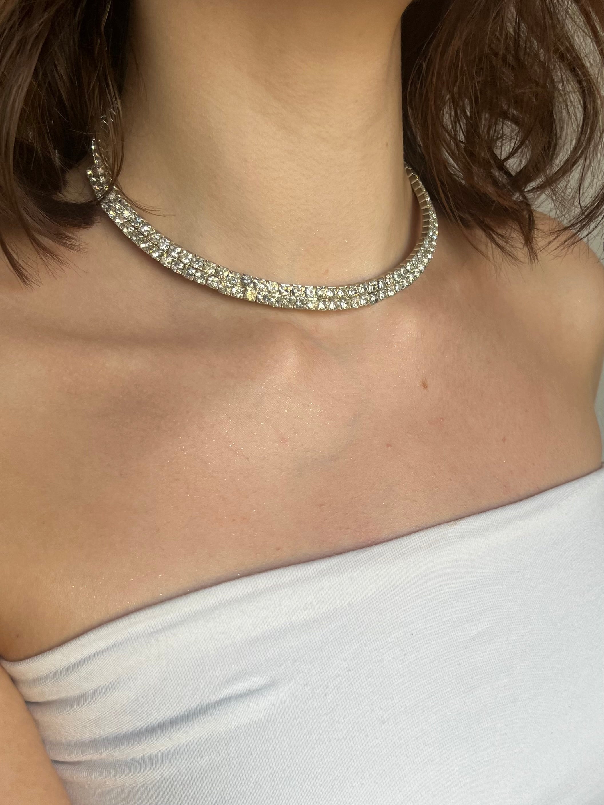 Collier strass près du cou