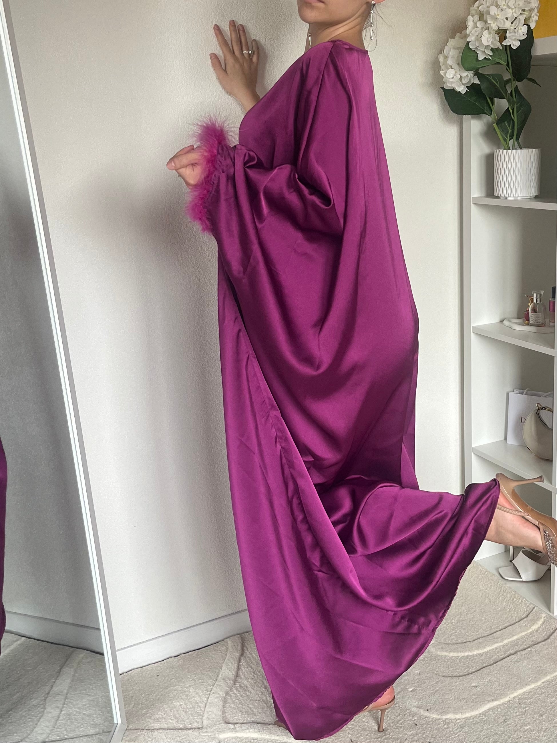 Abaya satinée à plumes