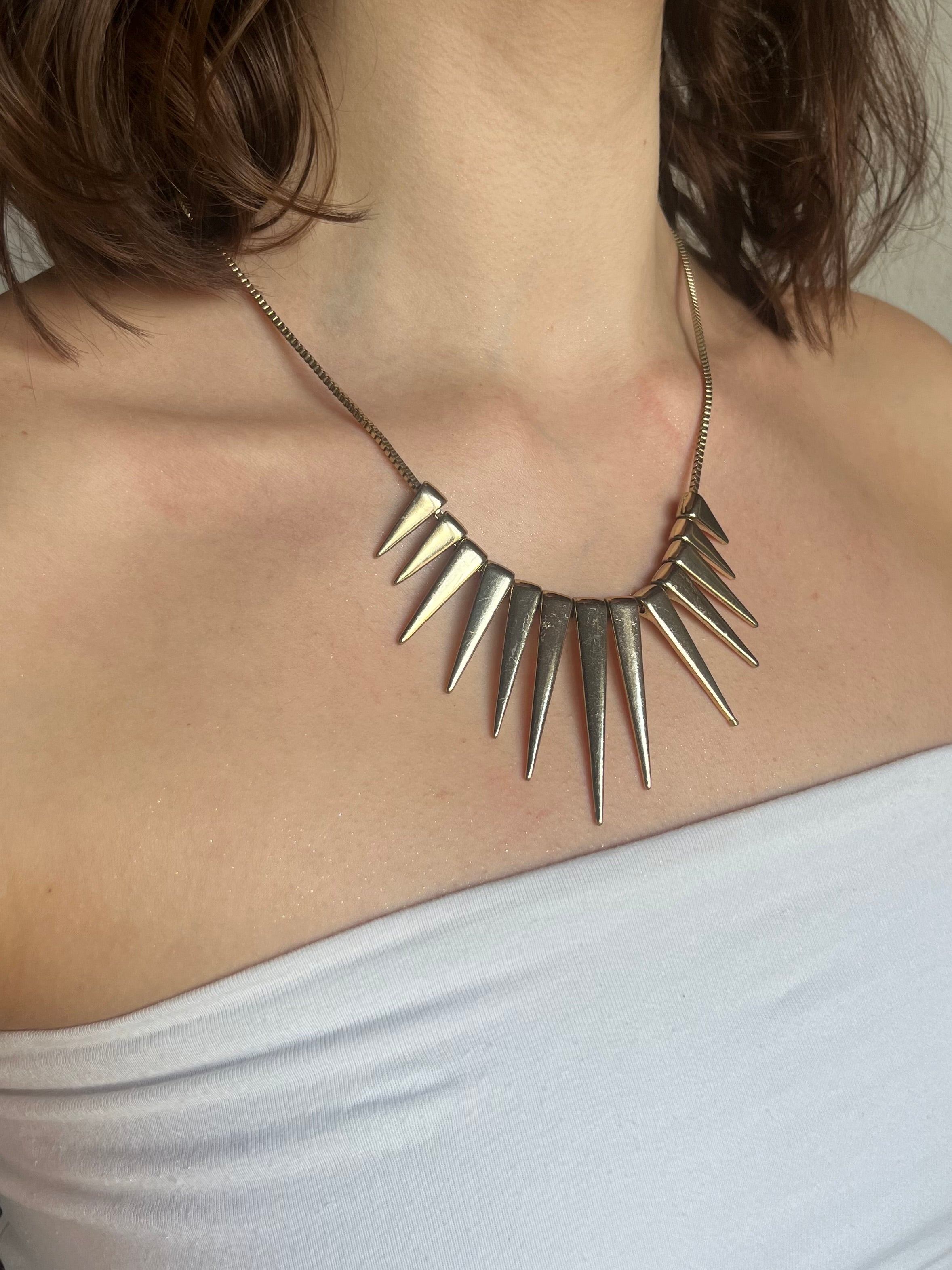 Collier piques métalliques