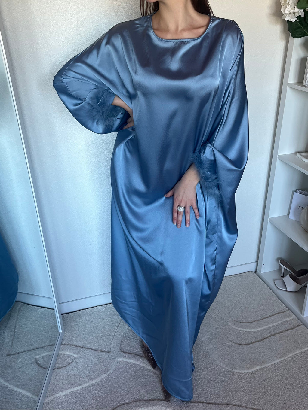 Abaya satinée à plumes