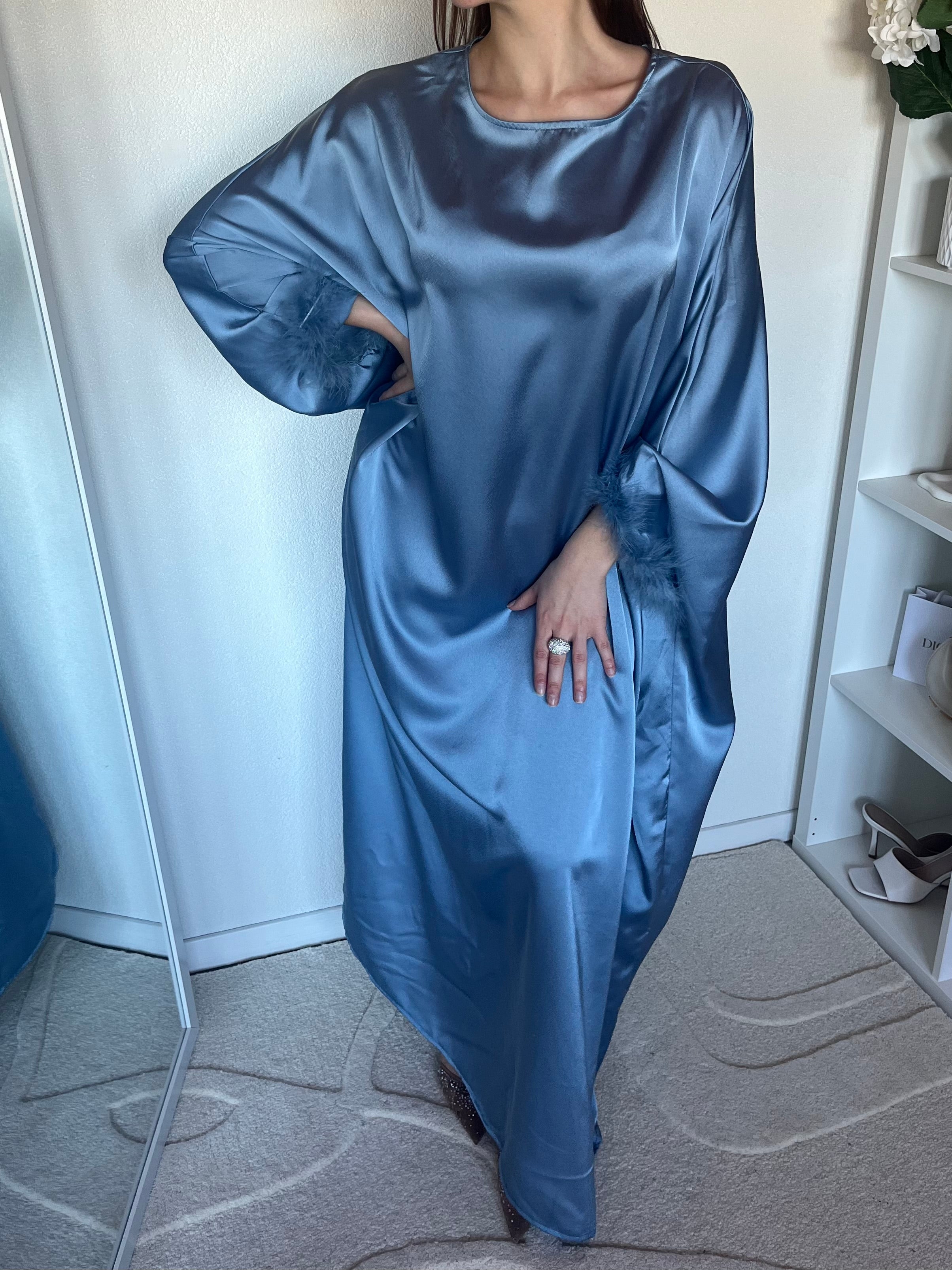 Abaya satinée à plumes