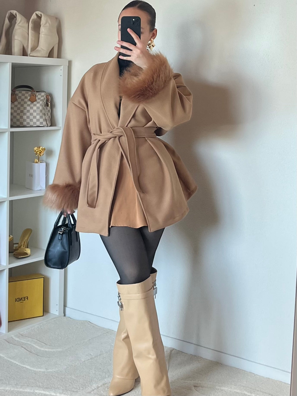 Manteau à manches en fausse fourrure ajusté à la taille