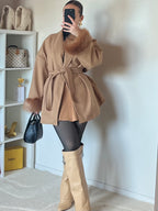 Manteau à manches en fausse fourrure ajusté à la taille