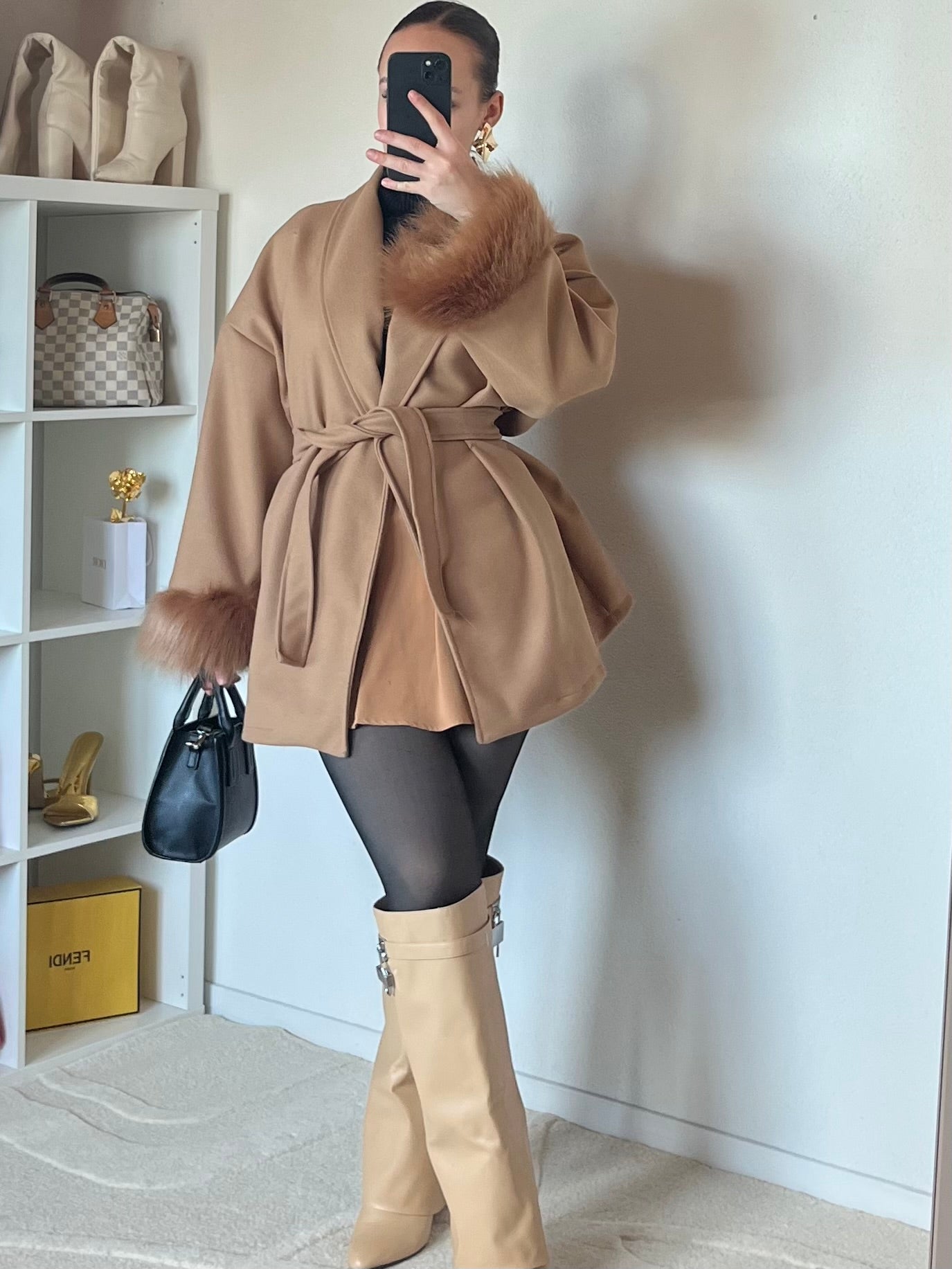 Manteau à manches en fausse fourrure ajusté à la taille