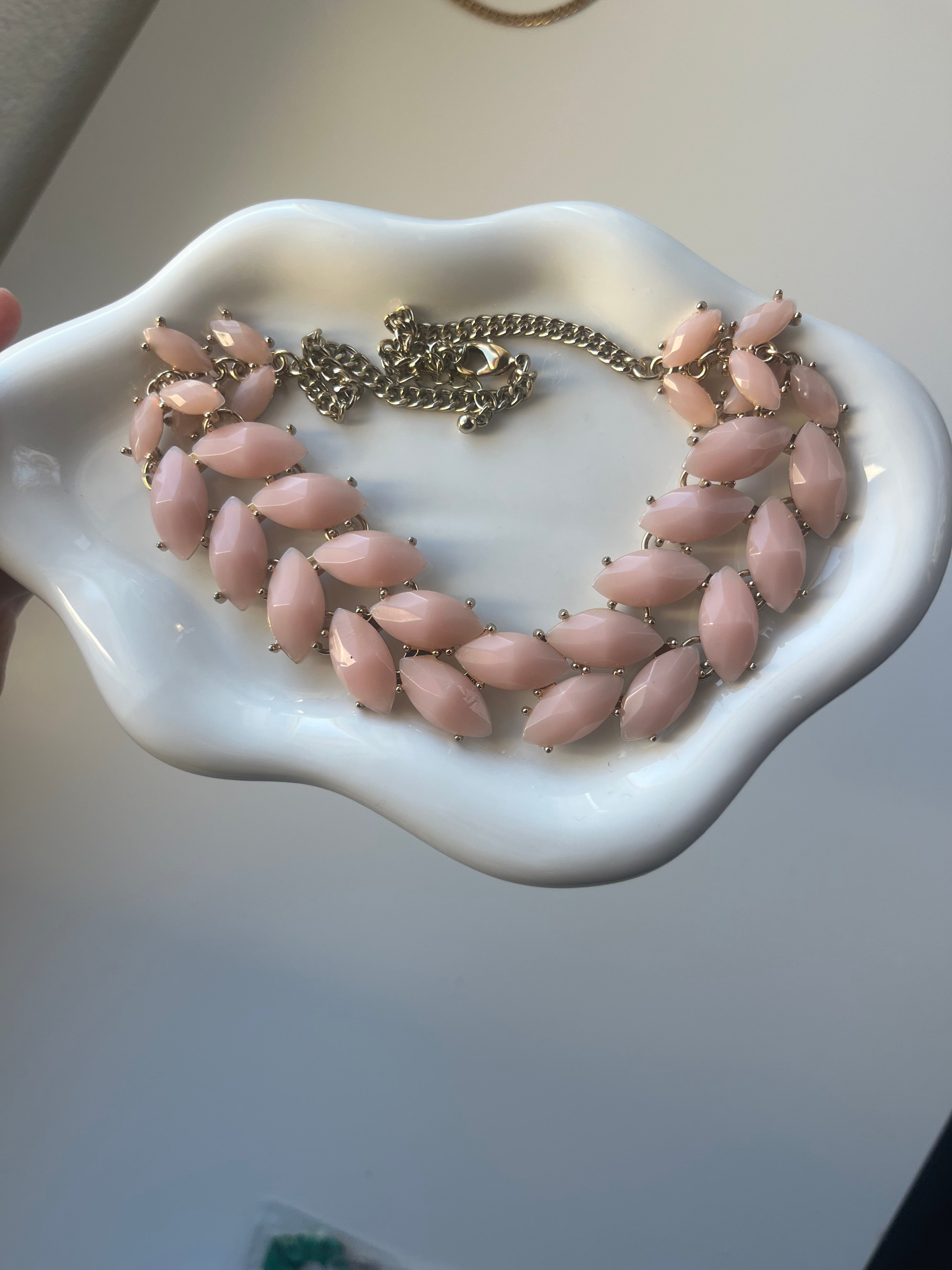 Collier en pierre rosées