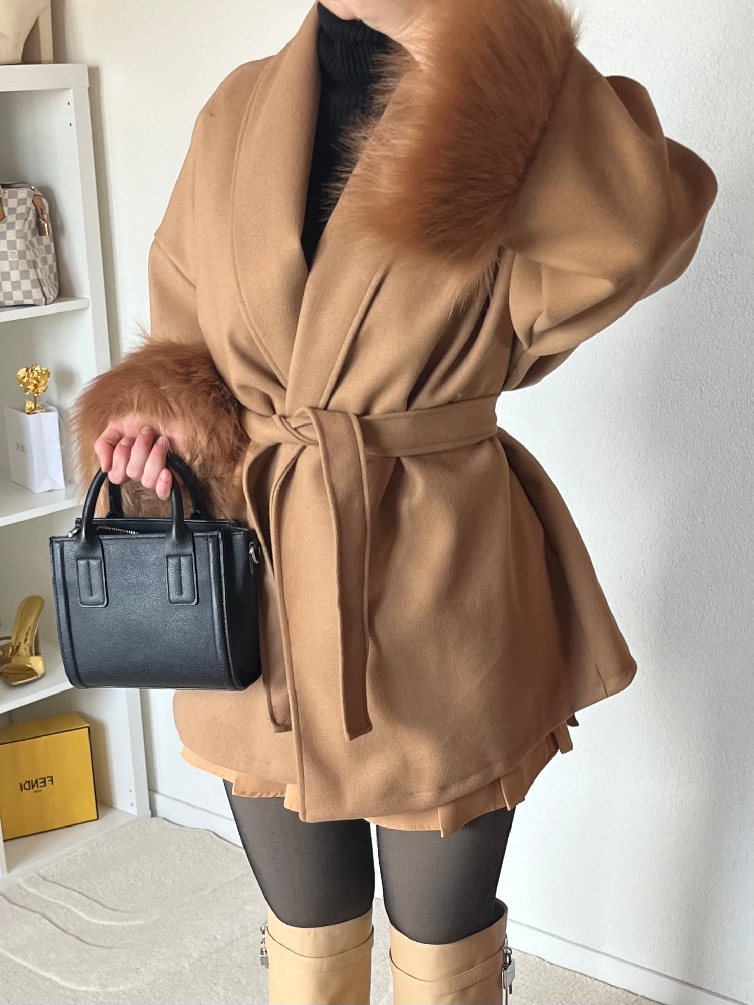 Manteau à manches en fausse fourrure ajusté à la taille