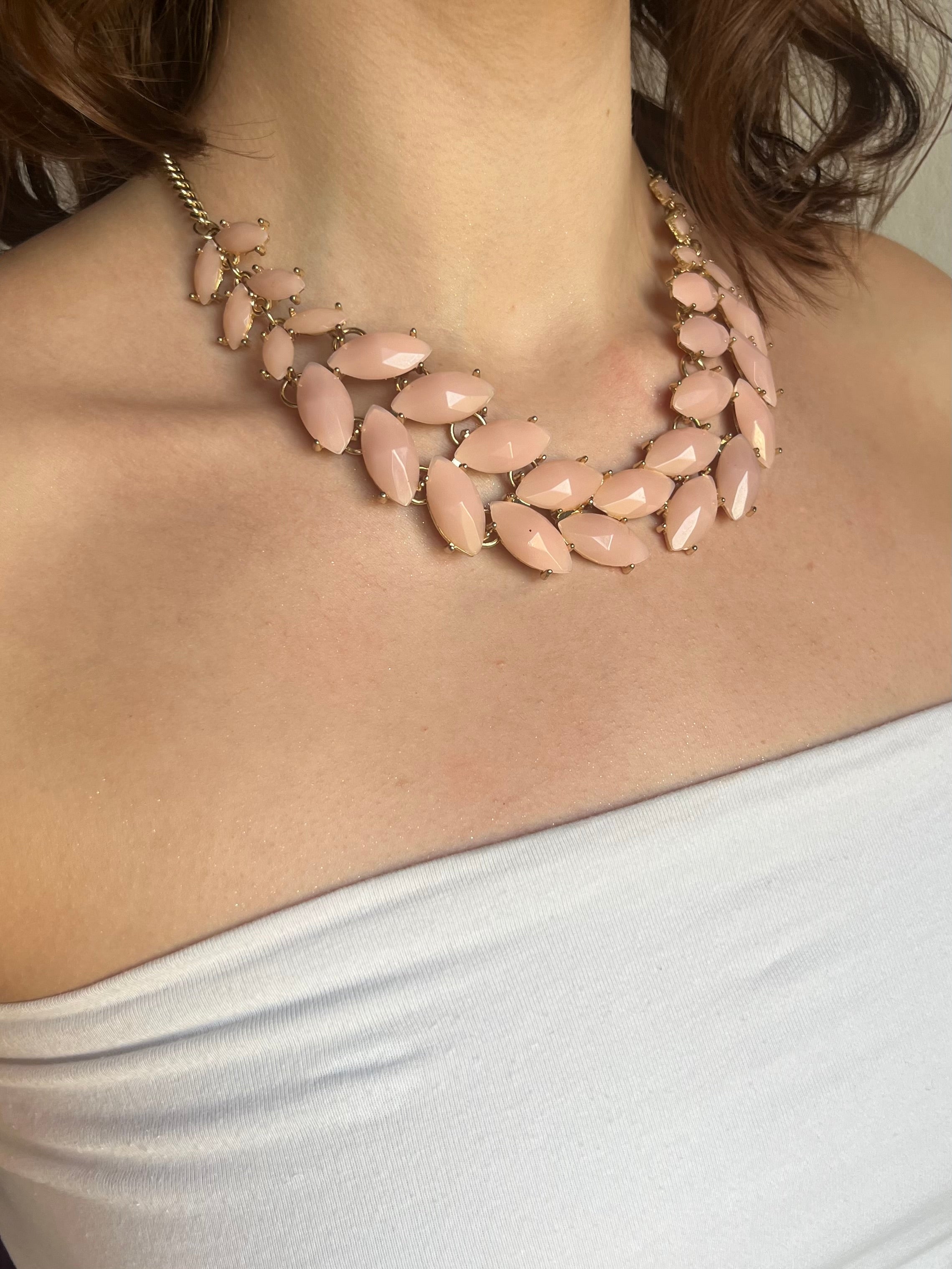 Collier en pierre rosées
