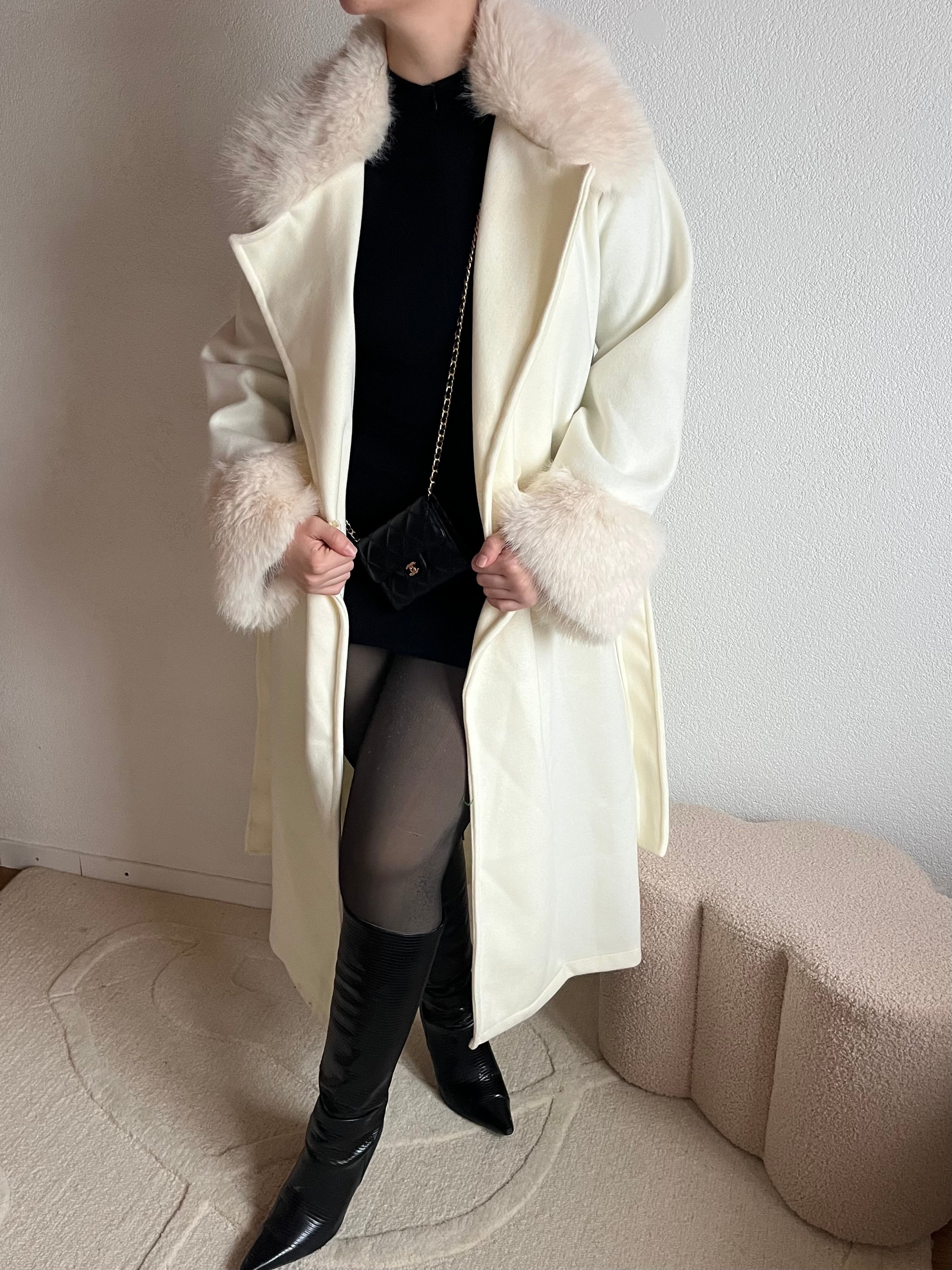 Manteau à col et manches fourrures