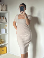 Robe mi-longue col carré