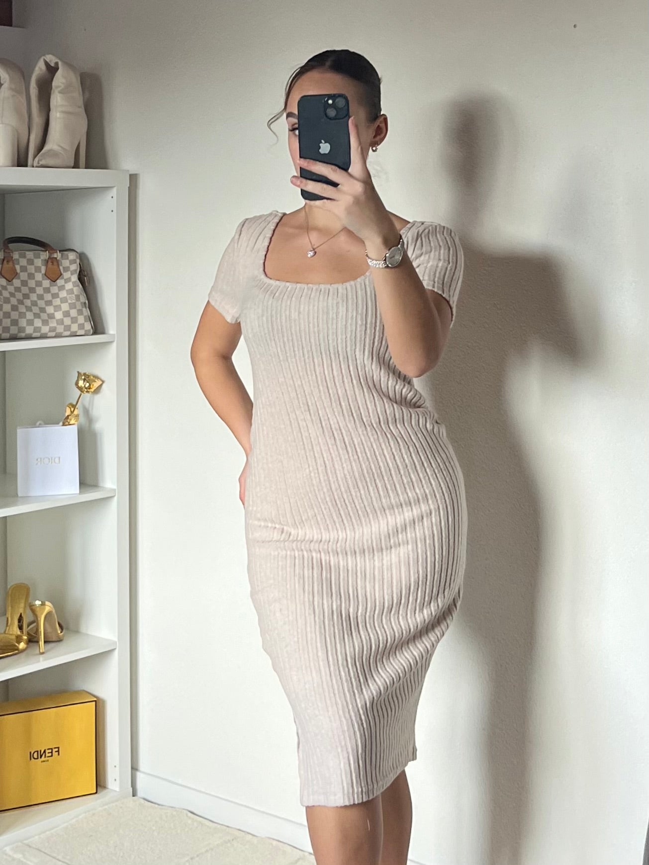 Robe mi-longue col carré