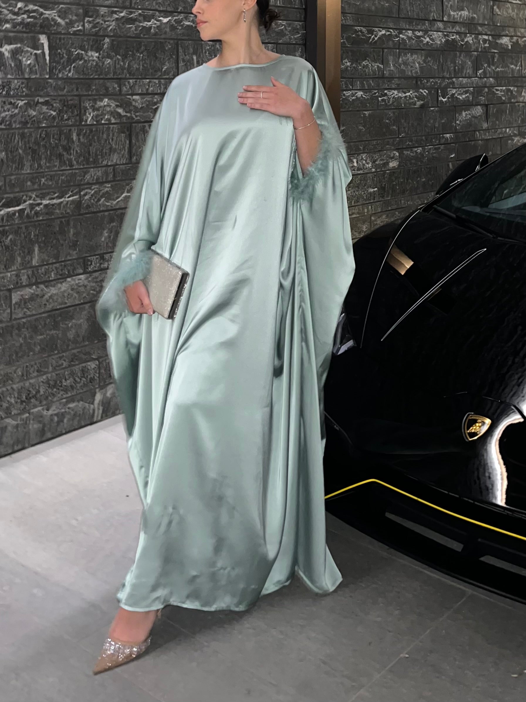 Abaya satinée à plumes