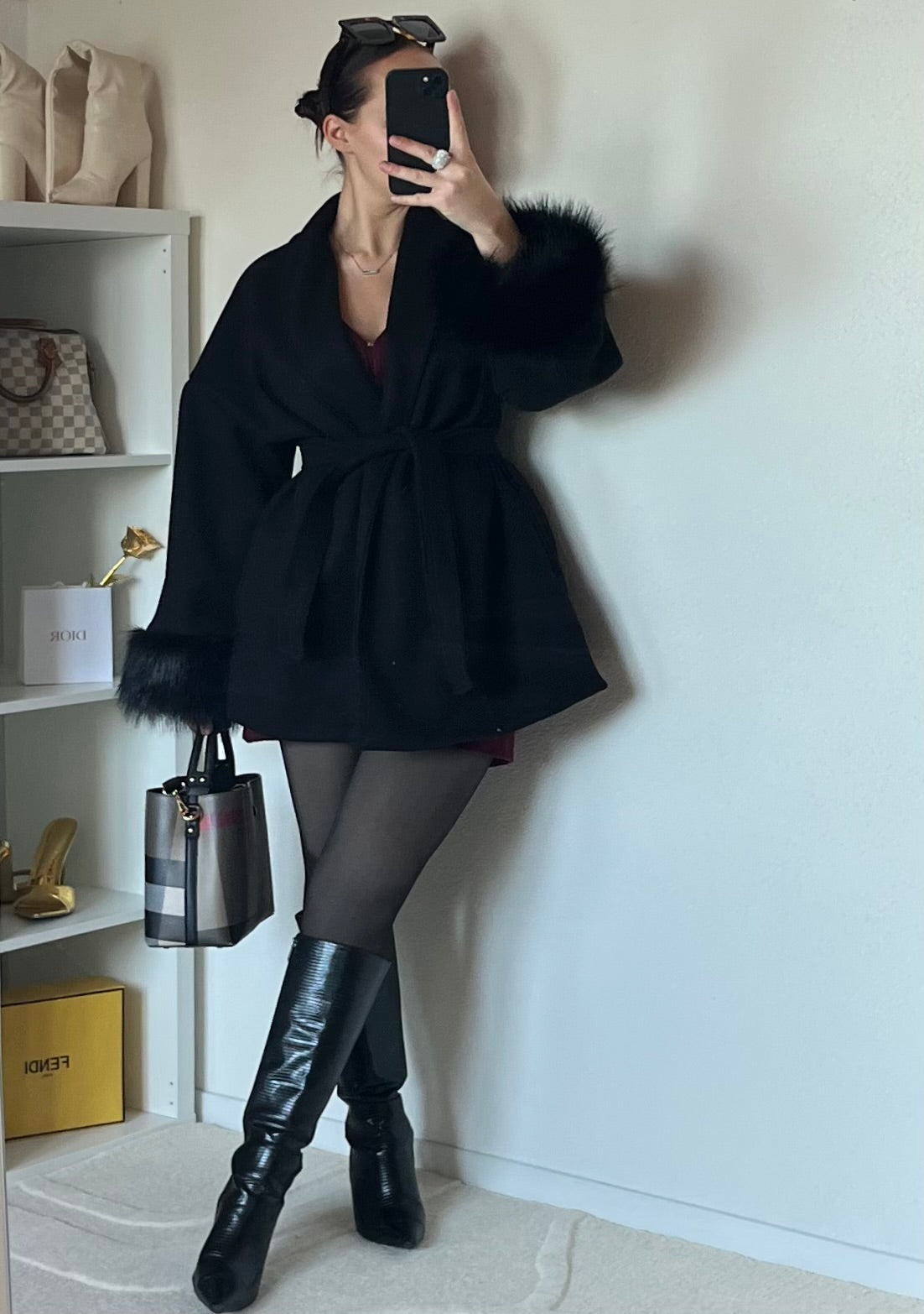 Manteau à manches en fausse fourrure ajusté à la taille