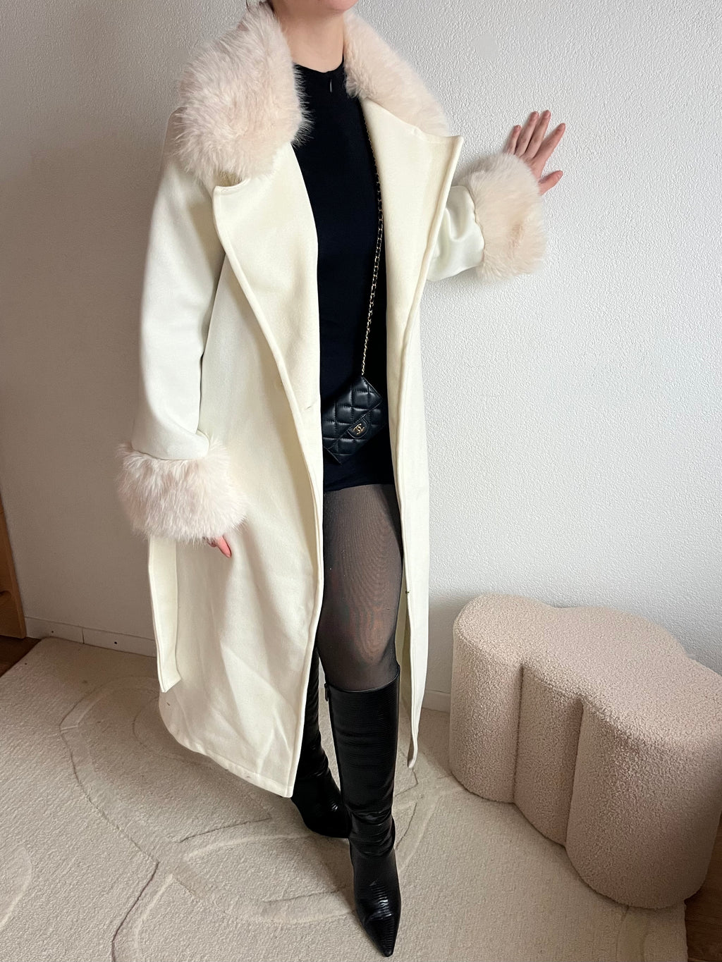 Manteau à col et manches fourrures