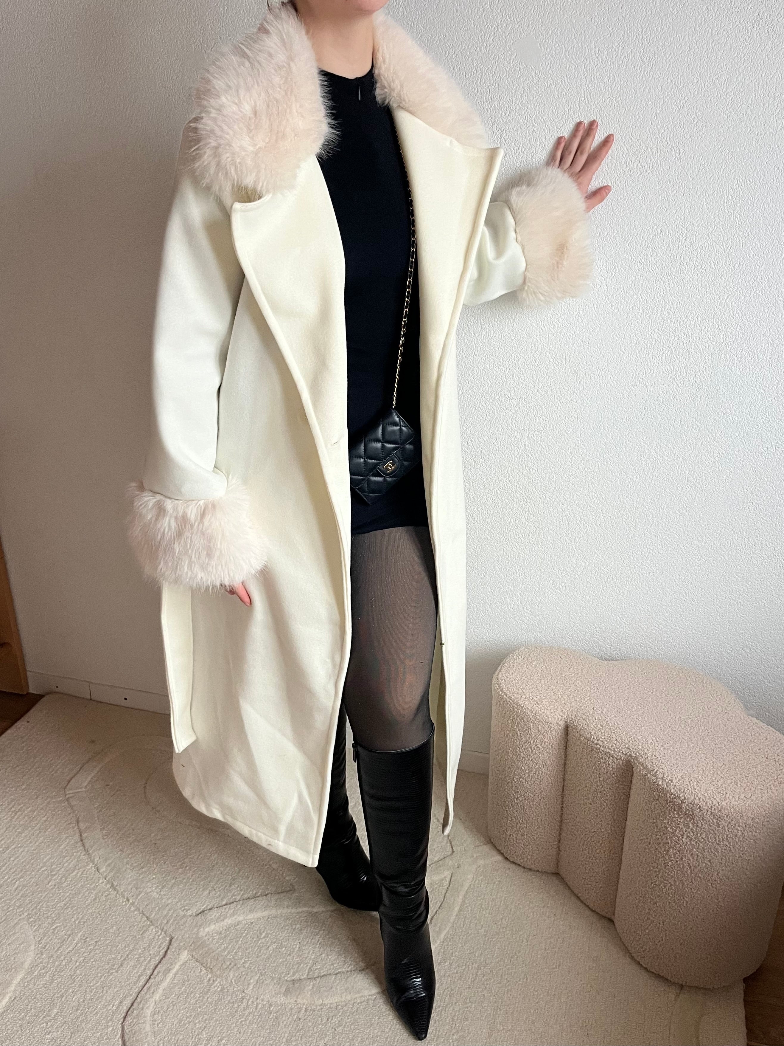 Manteau à col et manches fourrures