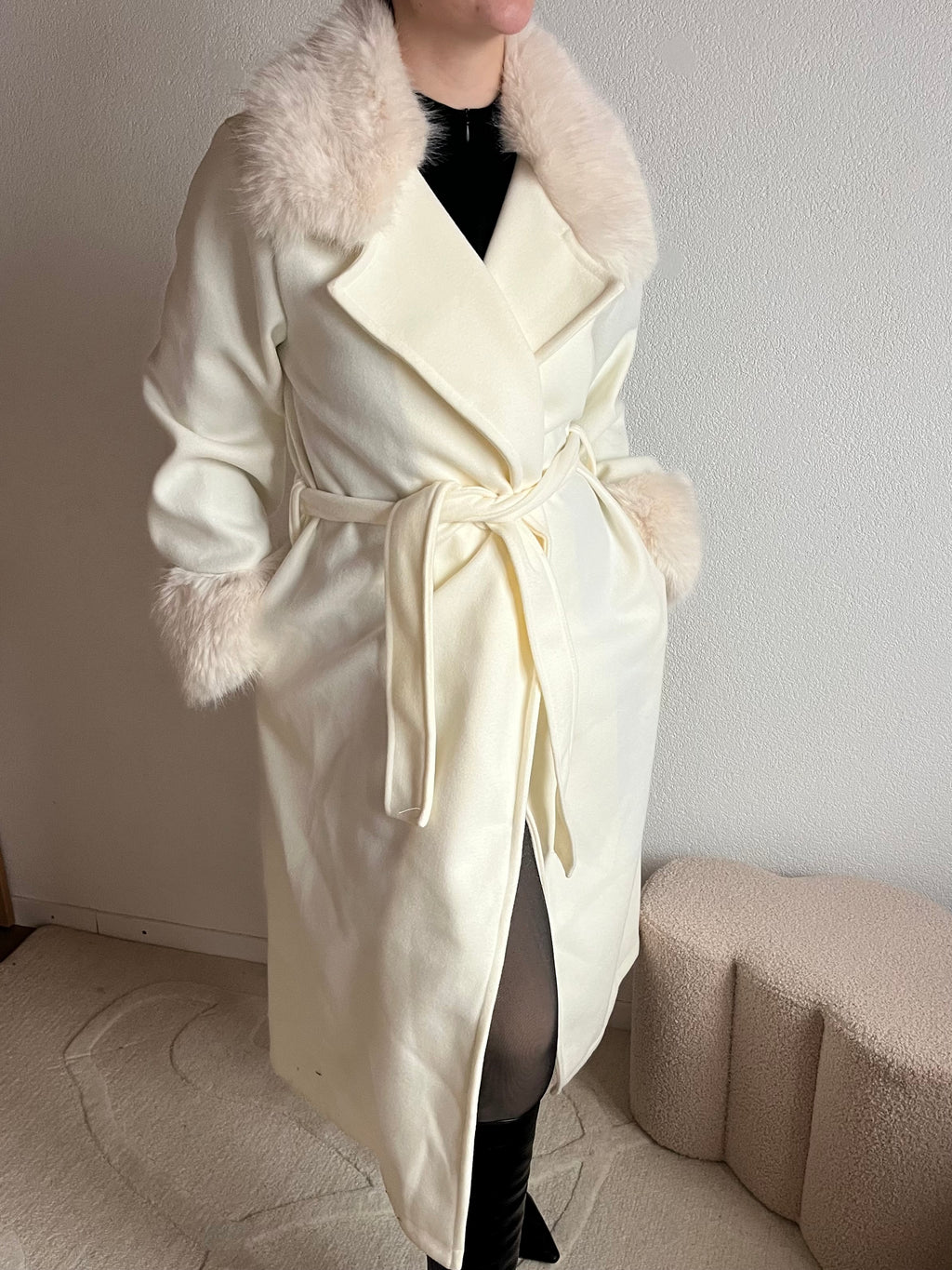 Manteau à col et manches fourrures