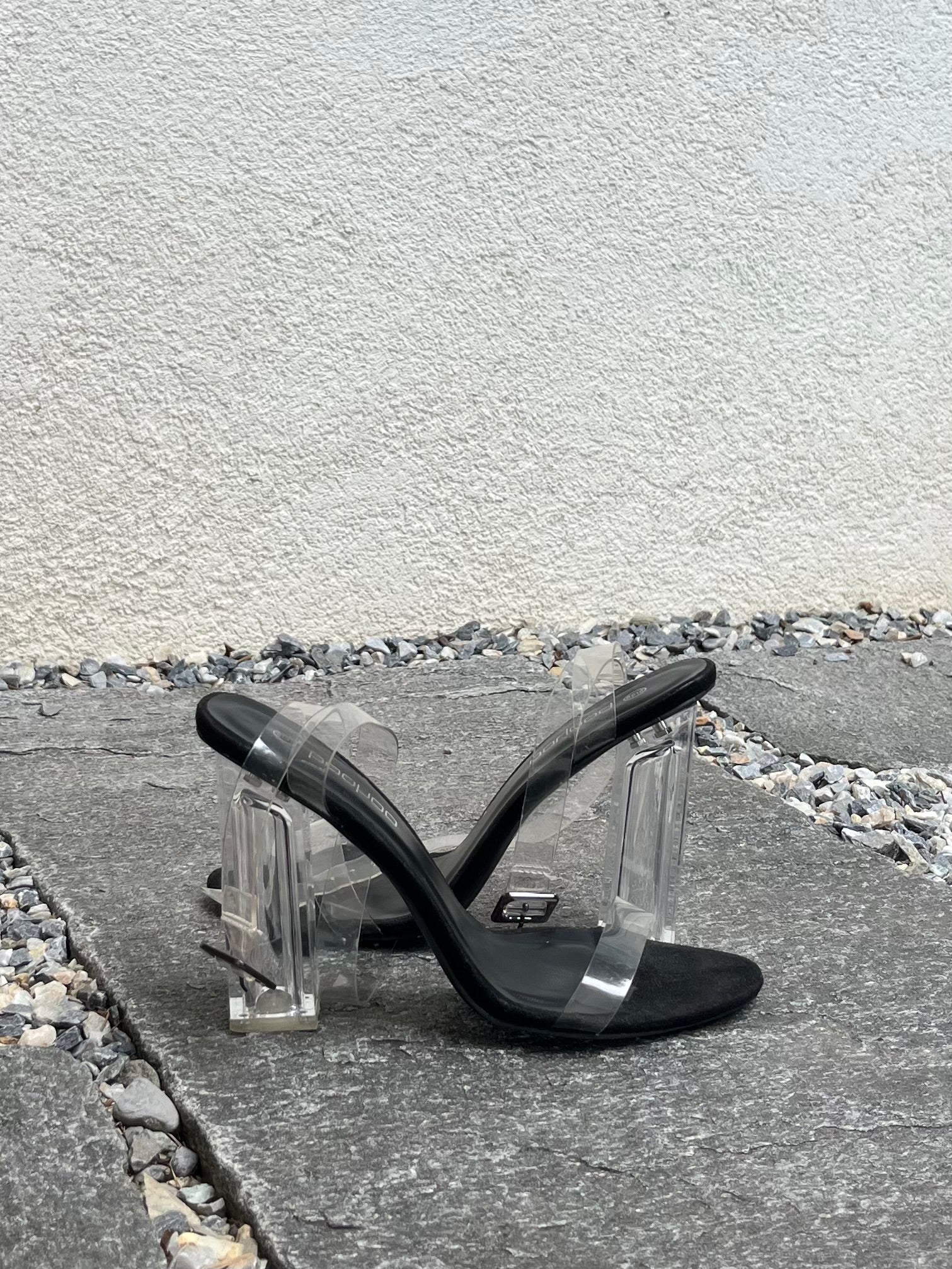 Sandales à talons transparentes