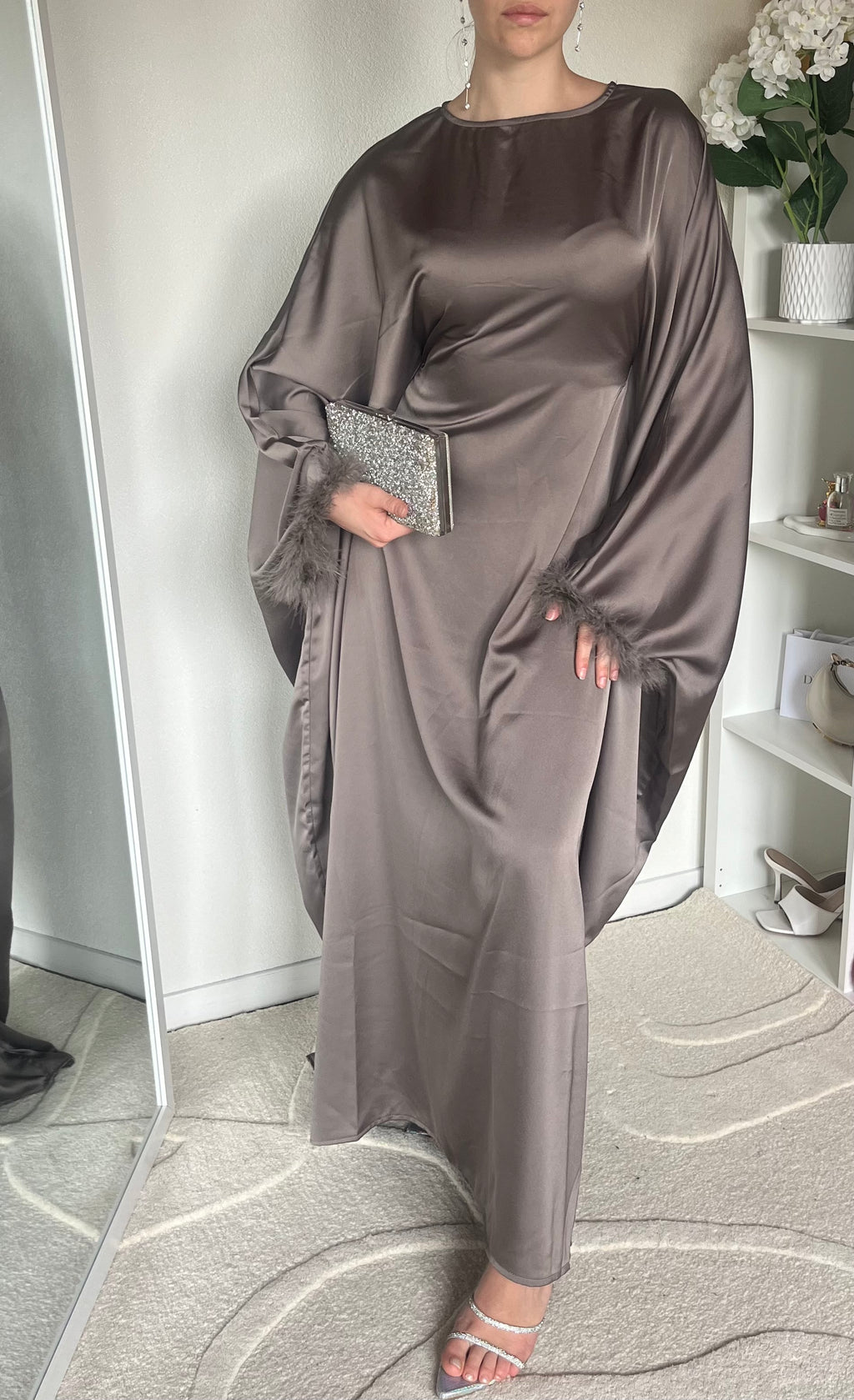 Abaya satinée à plumes ajustée à la taille
