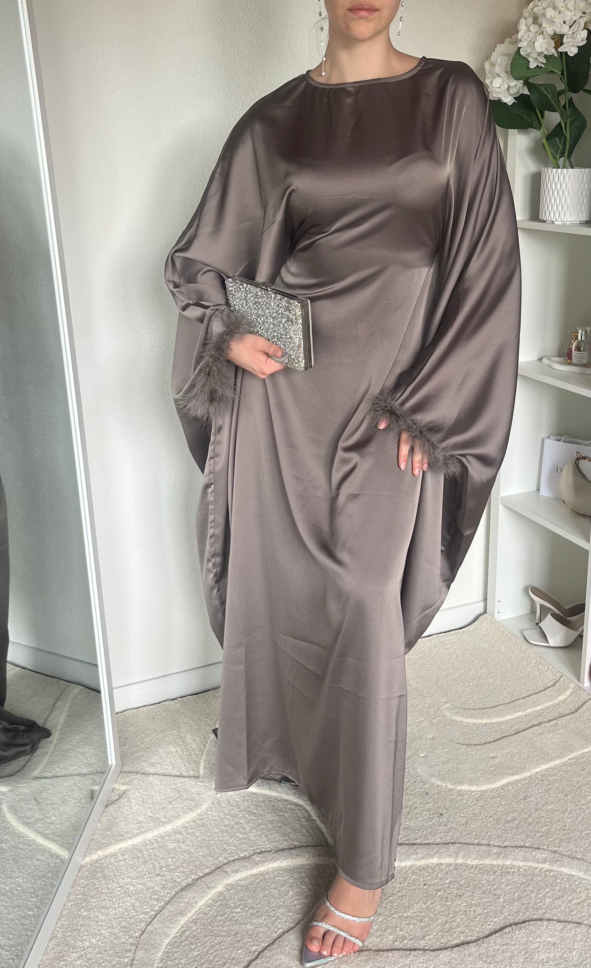 Abaya satinée à plumes ajustée à la taille