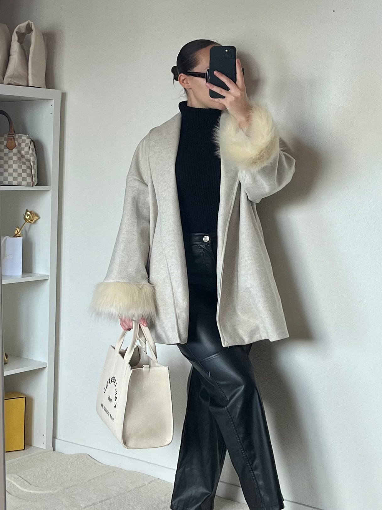 Manteau à manches en fausse fourrure ajusté à la taille