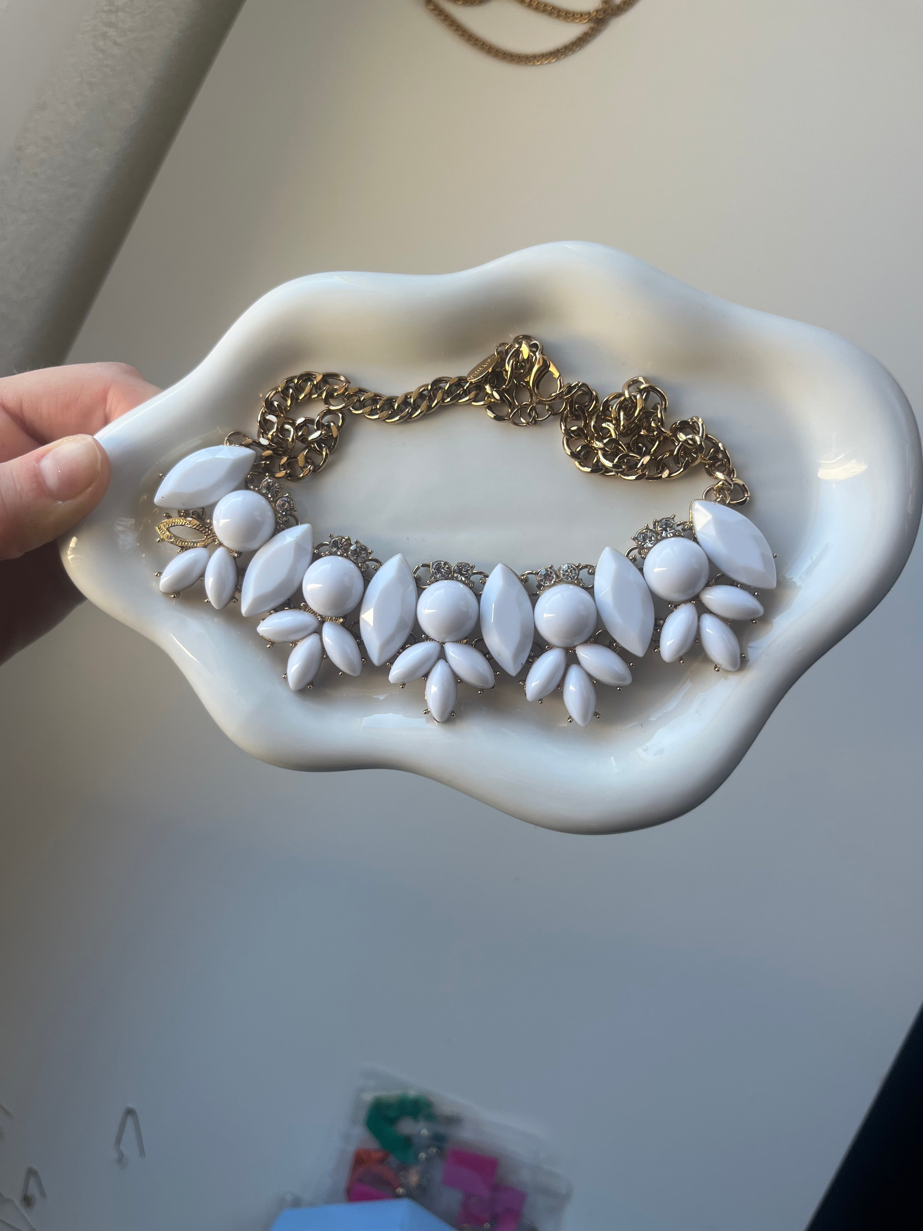 Collier en pierres blanches