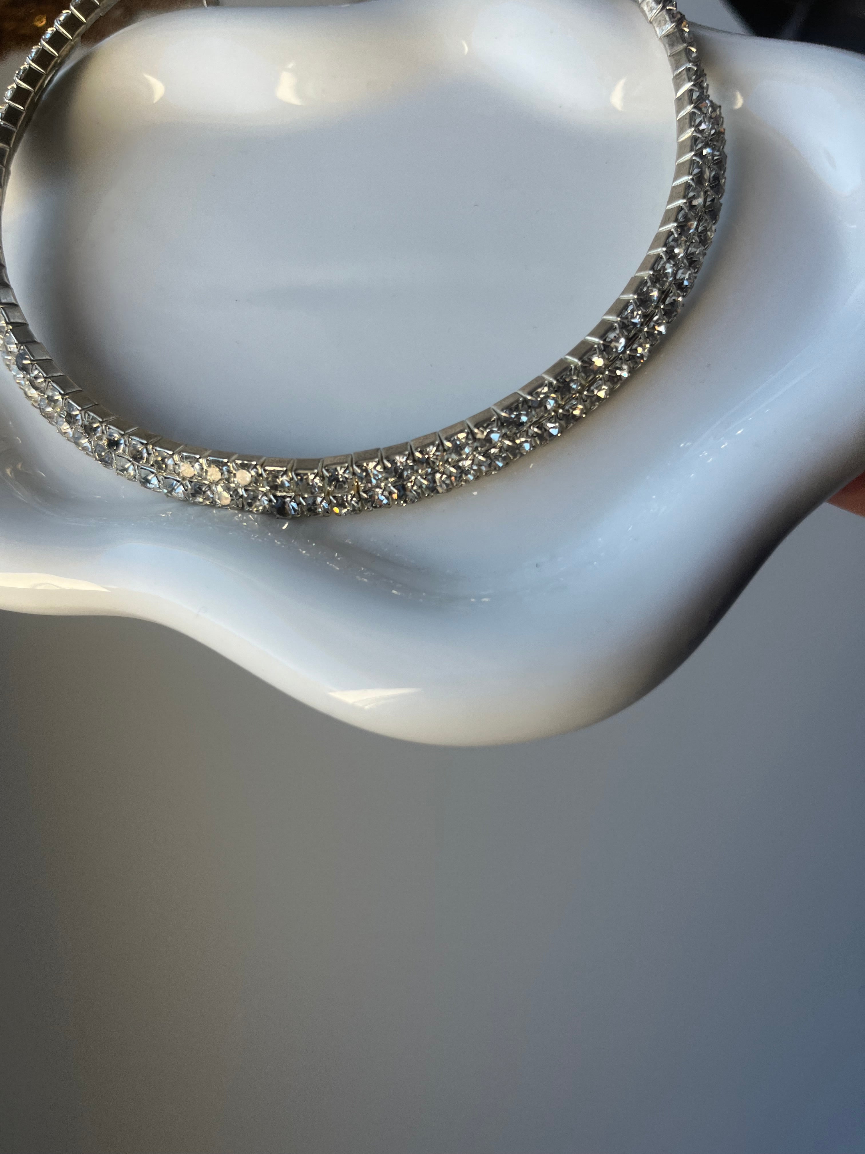 Collier strass près du cou