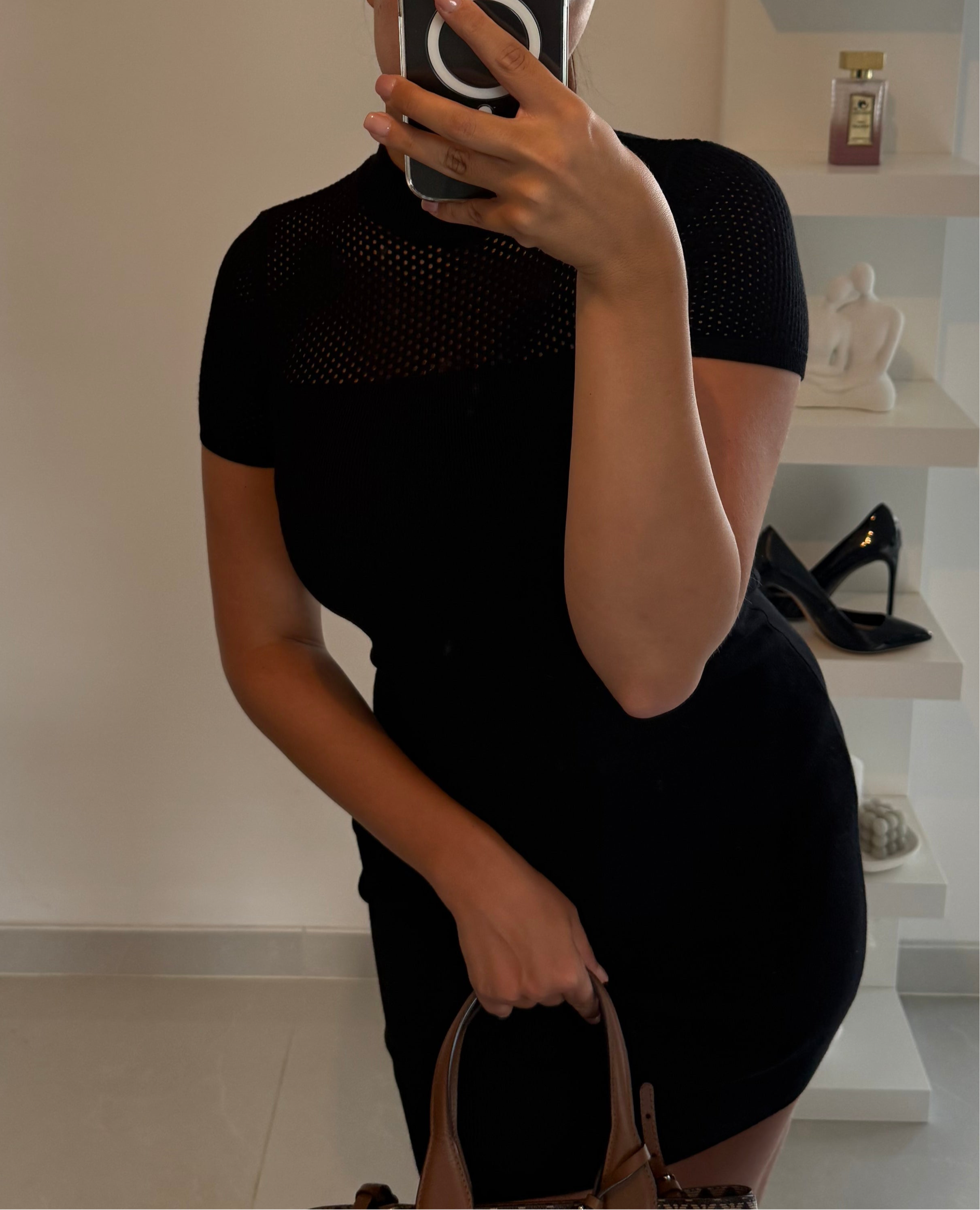 Robe noire à manches courtes