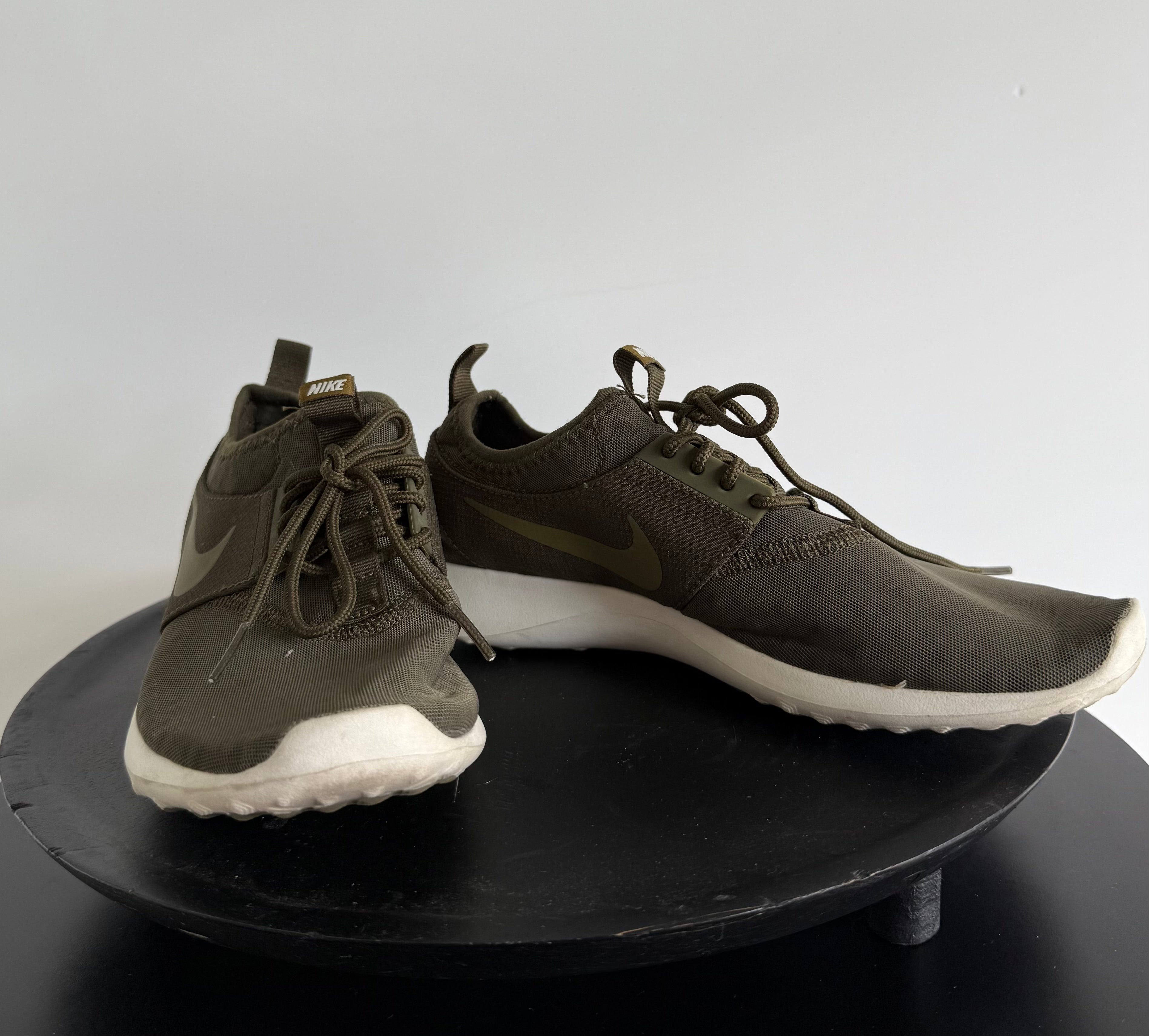 Nike kaki