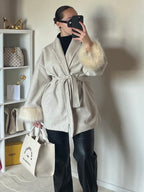 Manteau à manches en fausse fourrure ajusté à la taille