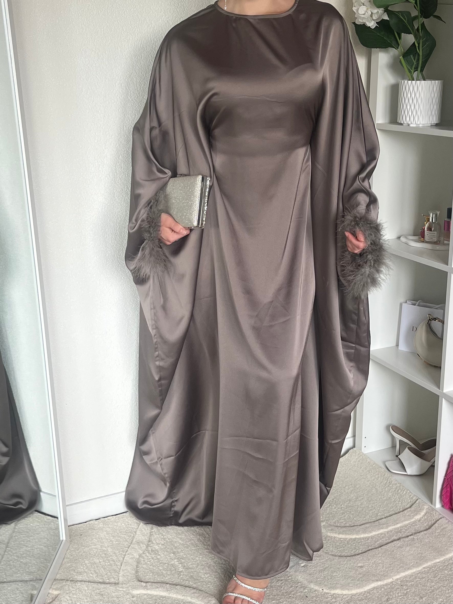 Abaya satinée à plumes ajustée à la taille