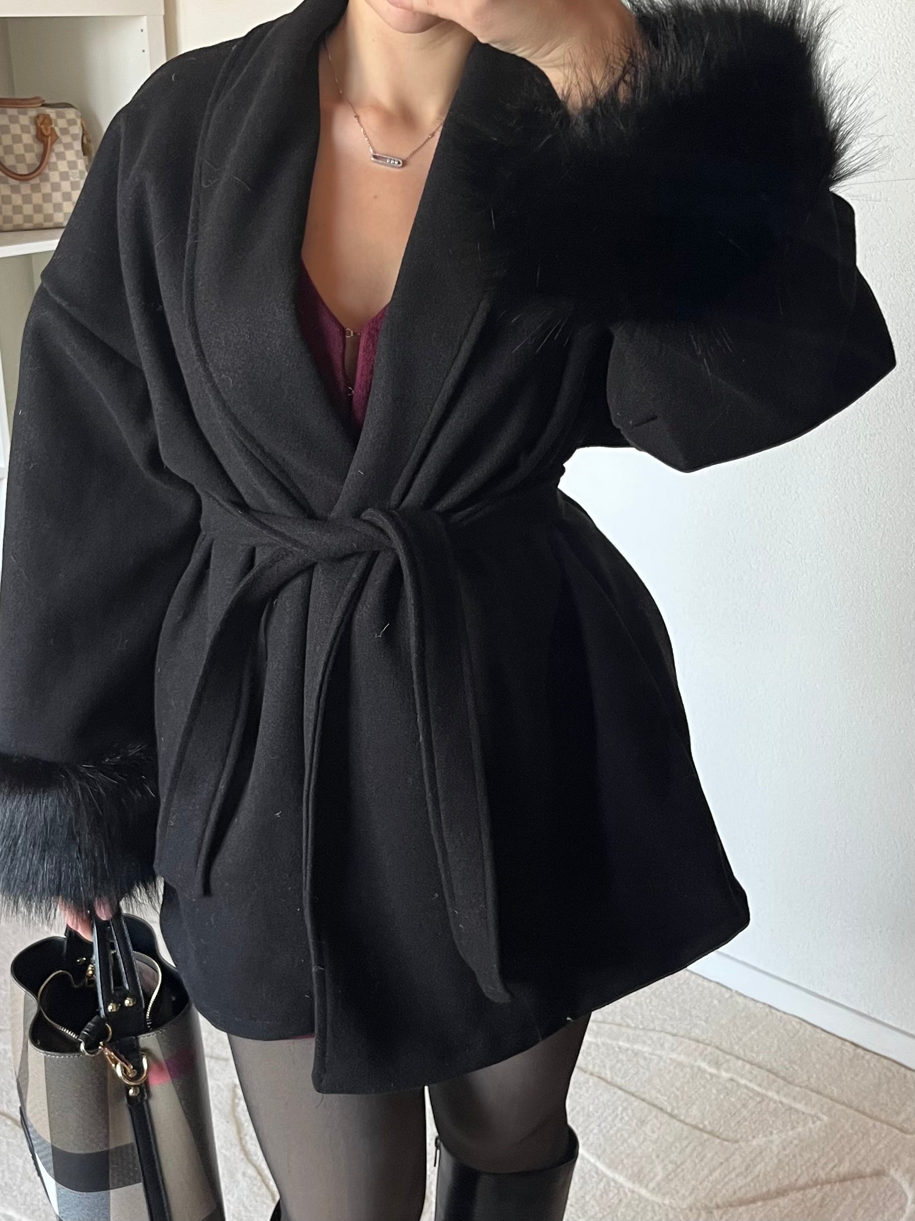 Manteau à manches en fausse fourrure ajusté à la taille