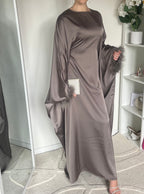 Abaya satinée à plumes ajustée à la taille