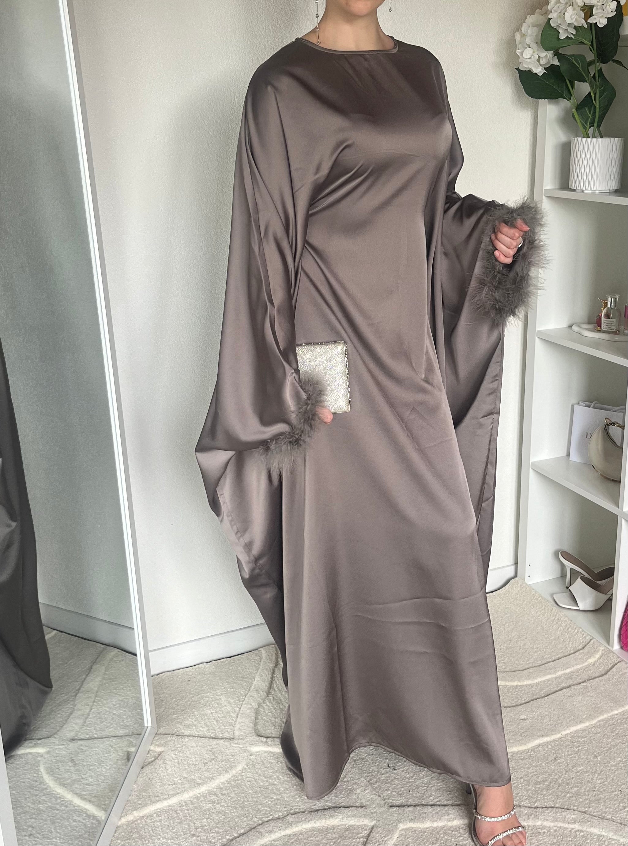 Abaya satinée à plumes ajustée à la taille