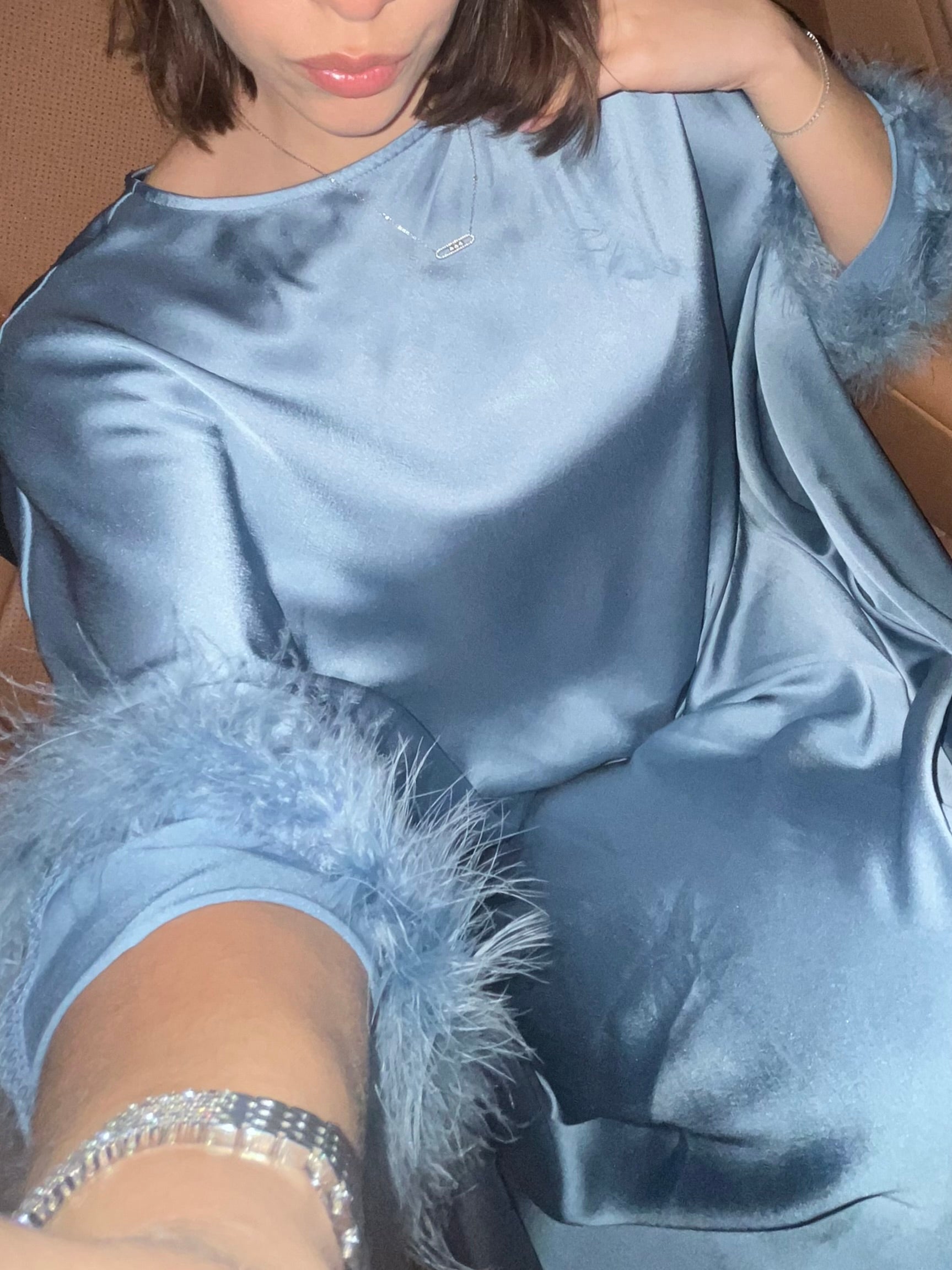 Abaya satinée à plumes