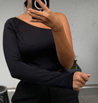 Top noir asymétrique
