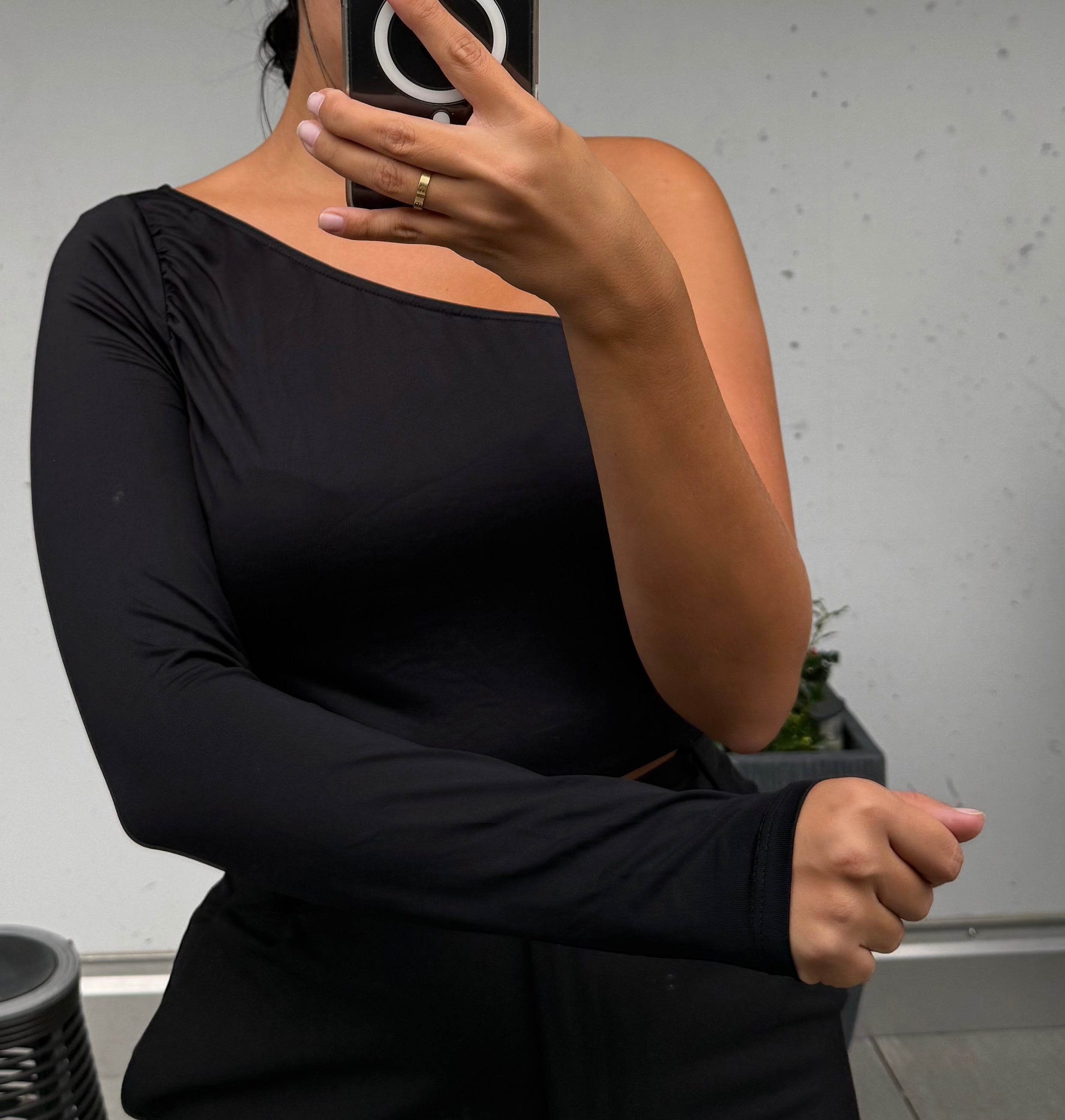 Top noir asymétrique