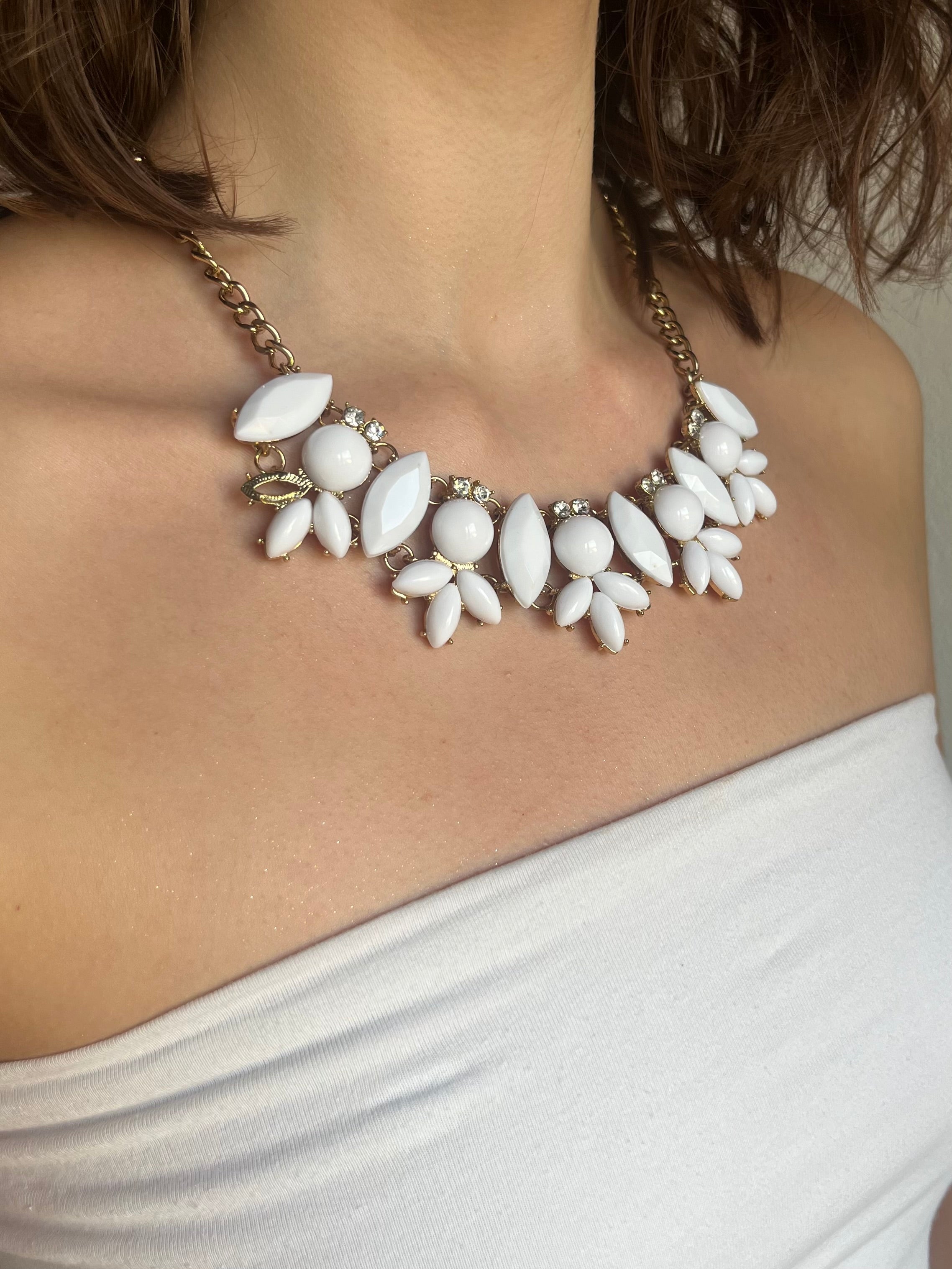 Collier en pierres blanches
