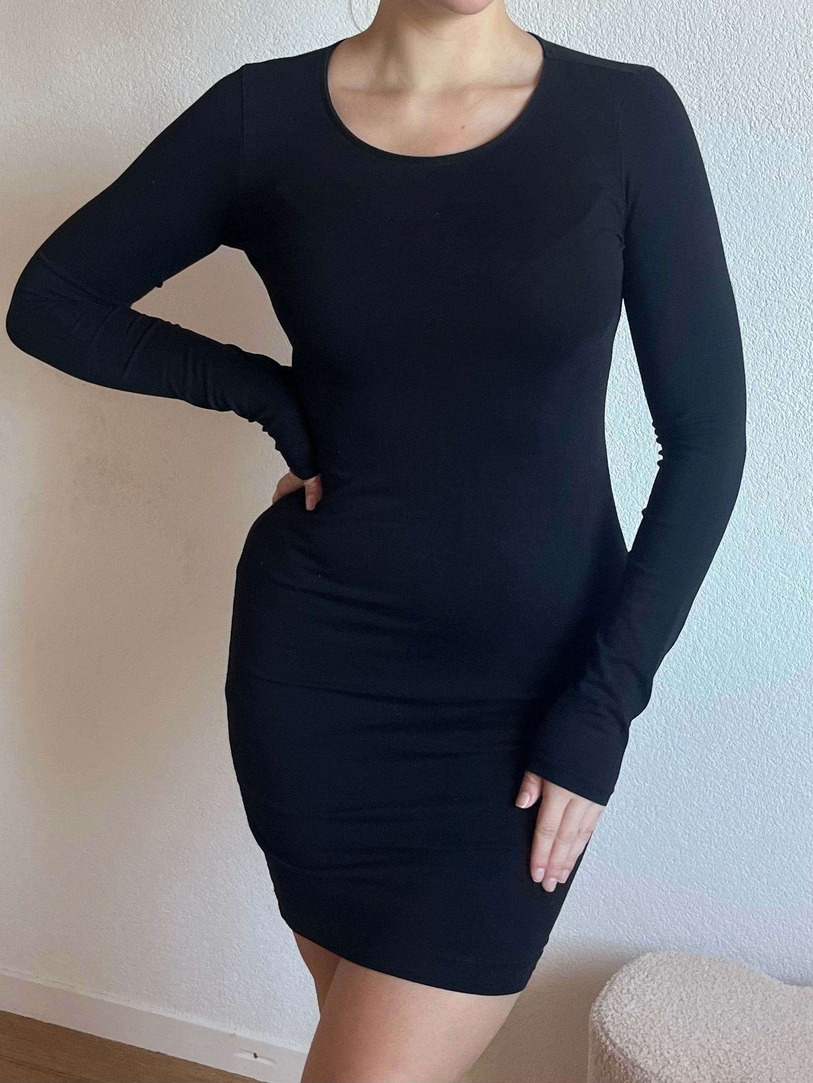 Robe moulante à col rond