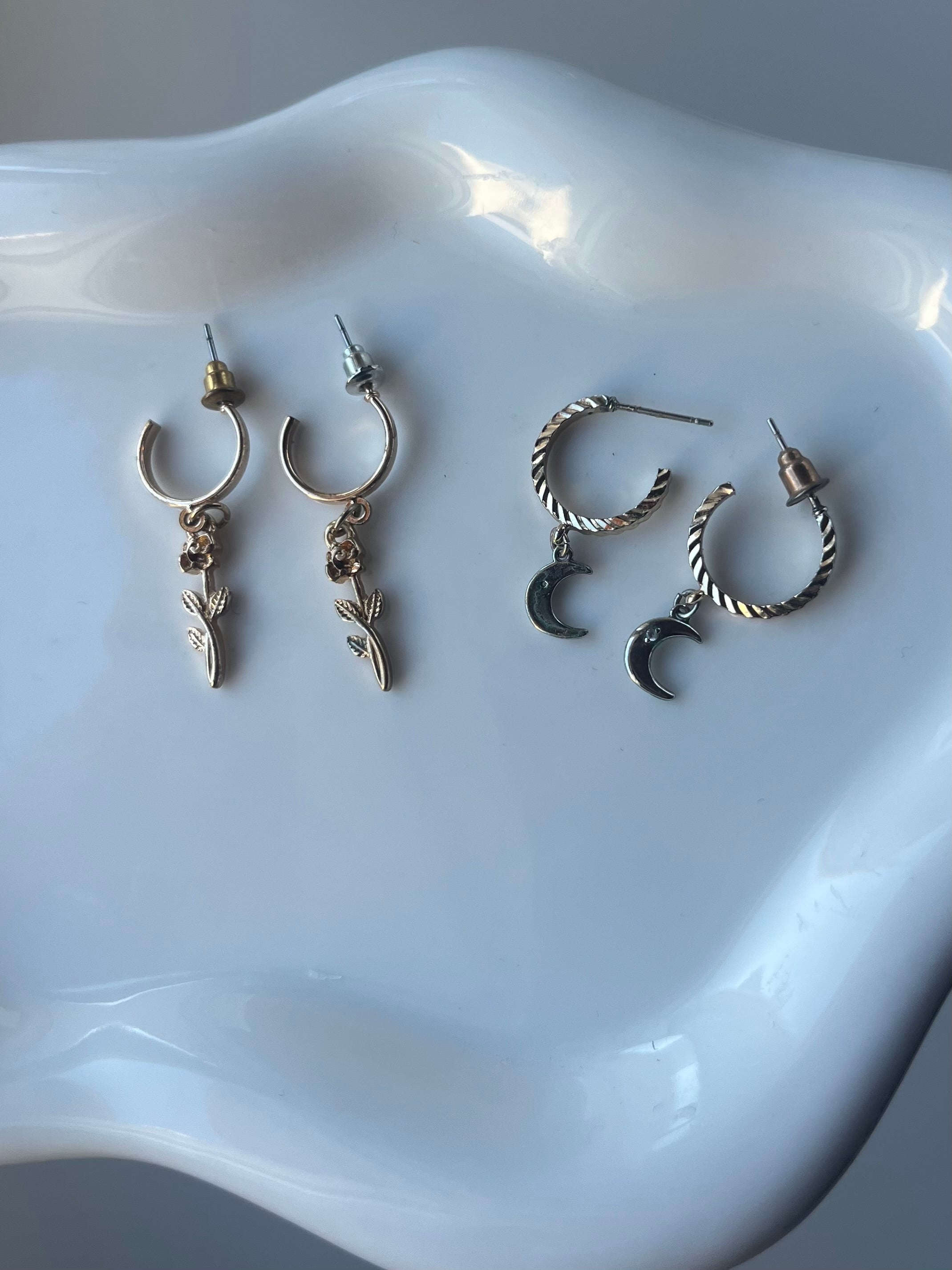 Duo de boucles d’oreilles à pendentifs