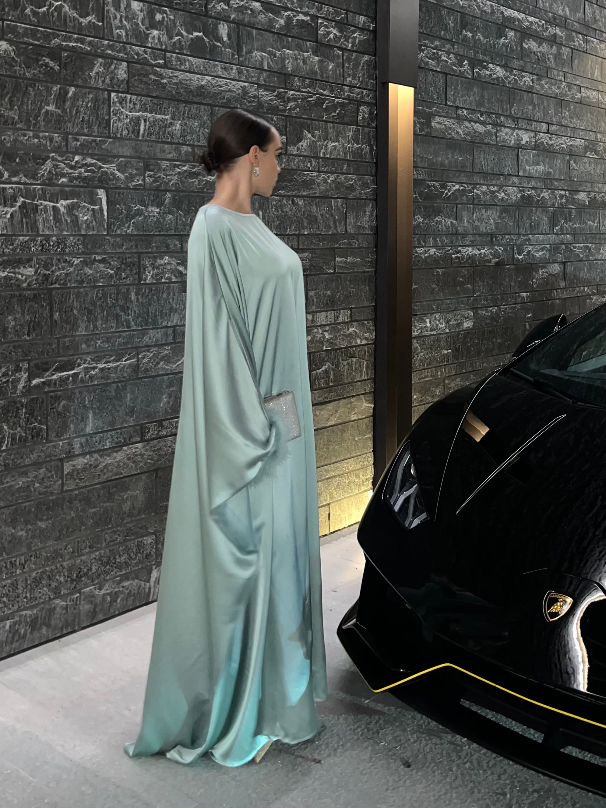 Abaya satinée à plumes