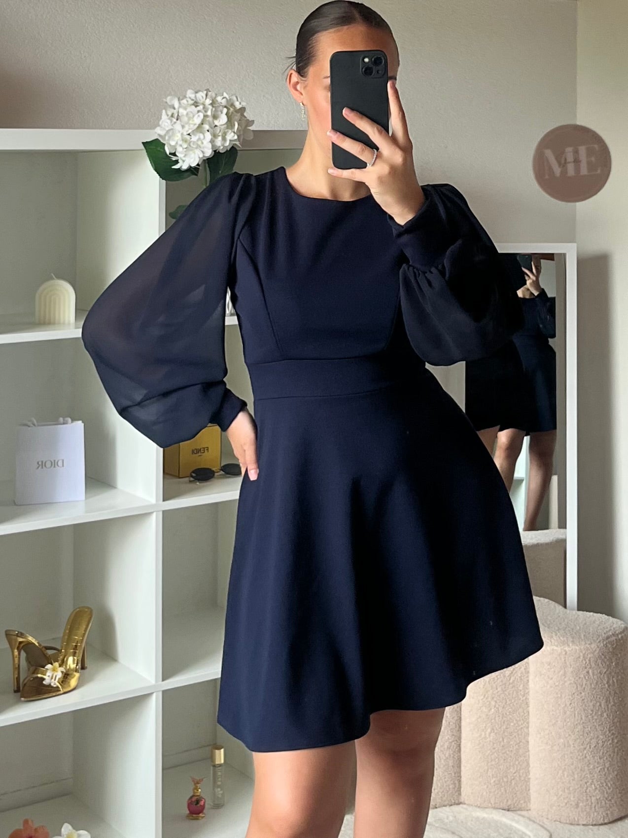 Robe courte à manches transparentes